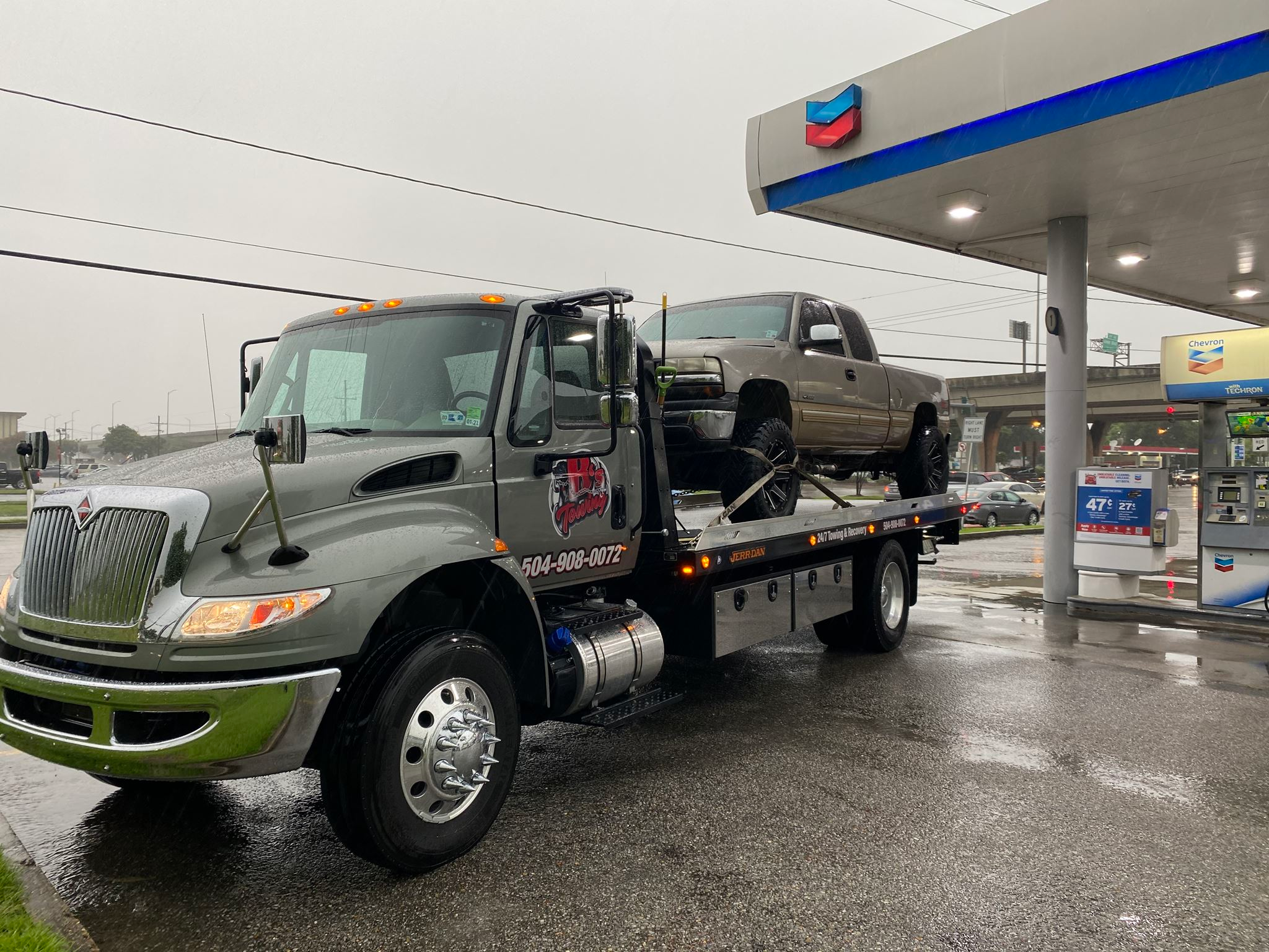 Local Light Heavy Duty Towing Tow Truck Wrecker Roadside Assistance Services Near Me in New Orleans Louisiana (LA) and surrounding areas including but not limited to the Westbank, Harvey, Gretna, Algiers, Marrero, Westwego, Belle Chasse, Chalmette, Luling, Destrehan, Kenner & Metairie.