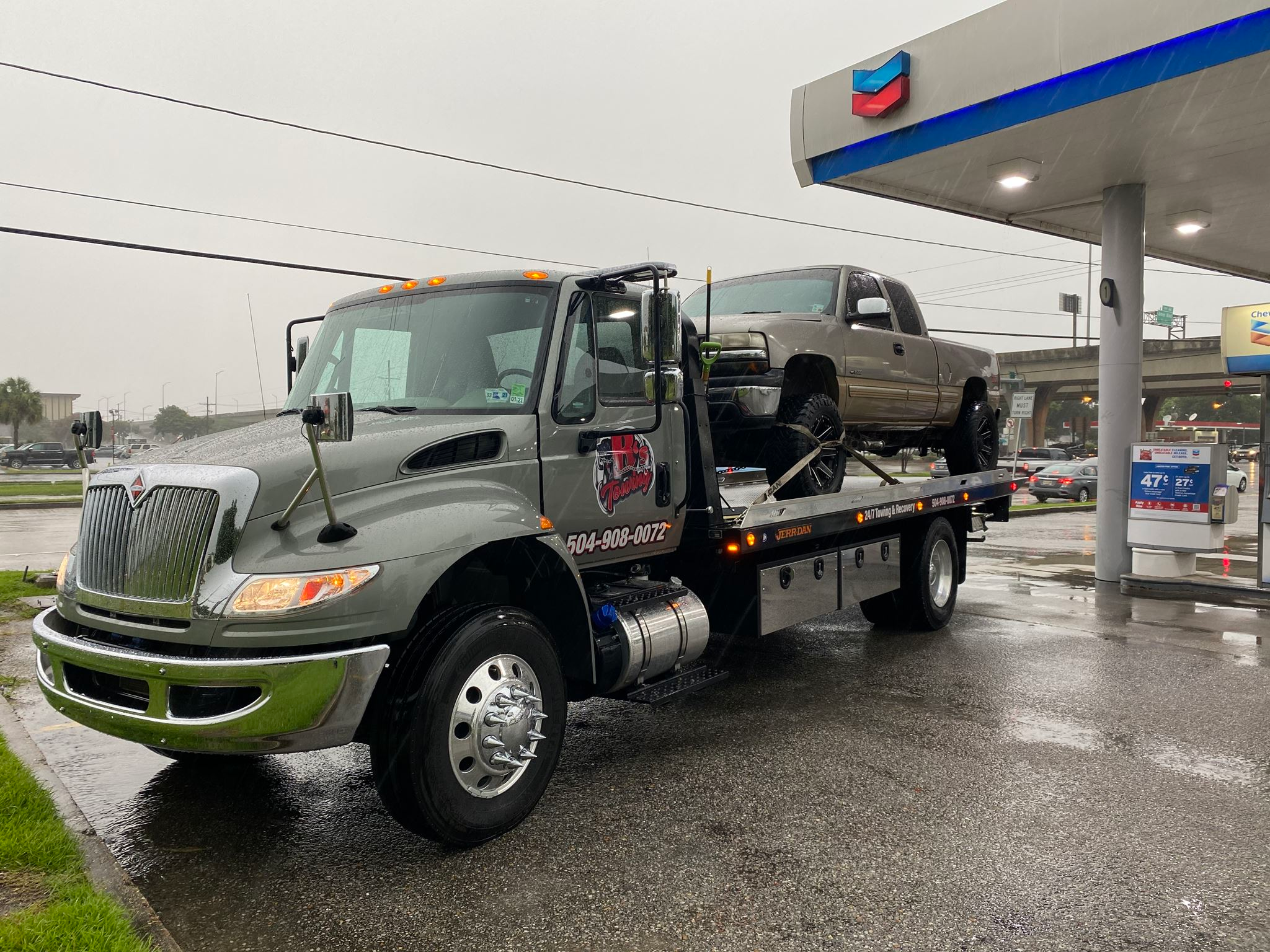 Local Light Heavy Duty Towing Tow Truck Wrecker Roadside Assistance Services Near Me in New Orleans Louisiana (LA) and surrounding areas including but not limited to the Westbank, Harvey, Gretna, Algiers, Marrero, Westwego, Belle Chasse, Chalmette, Luling, Destrehan, Kenner & Metairie.