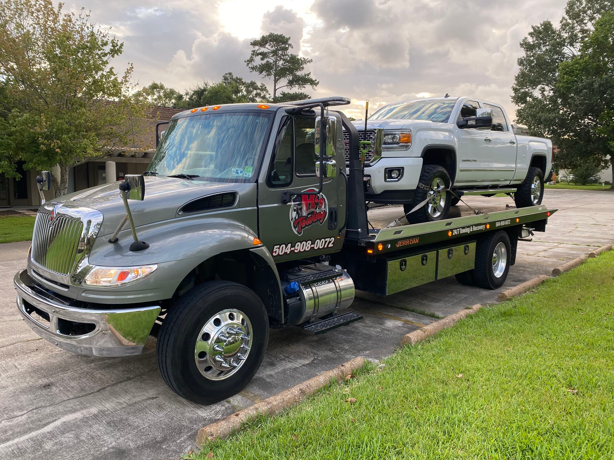 Local Light Heavy Duty Towing Tow Truck Wrecker Roadside Assistance Services Near Me in New Orleans Louisiana (LA) and surrounding areas including but not limited to the Westbank, Harvey, Gretna, Algiers, Marrero, Westwego, Belle Chasse, Chalmette, Luling, Destrehan, Kenner & Metairie.