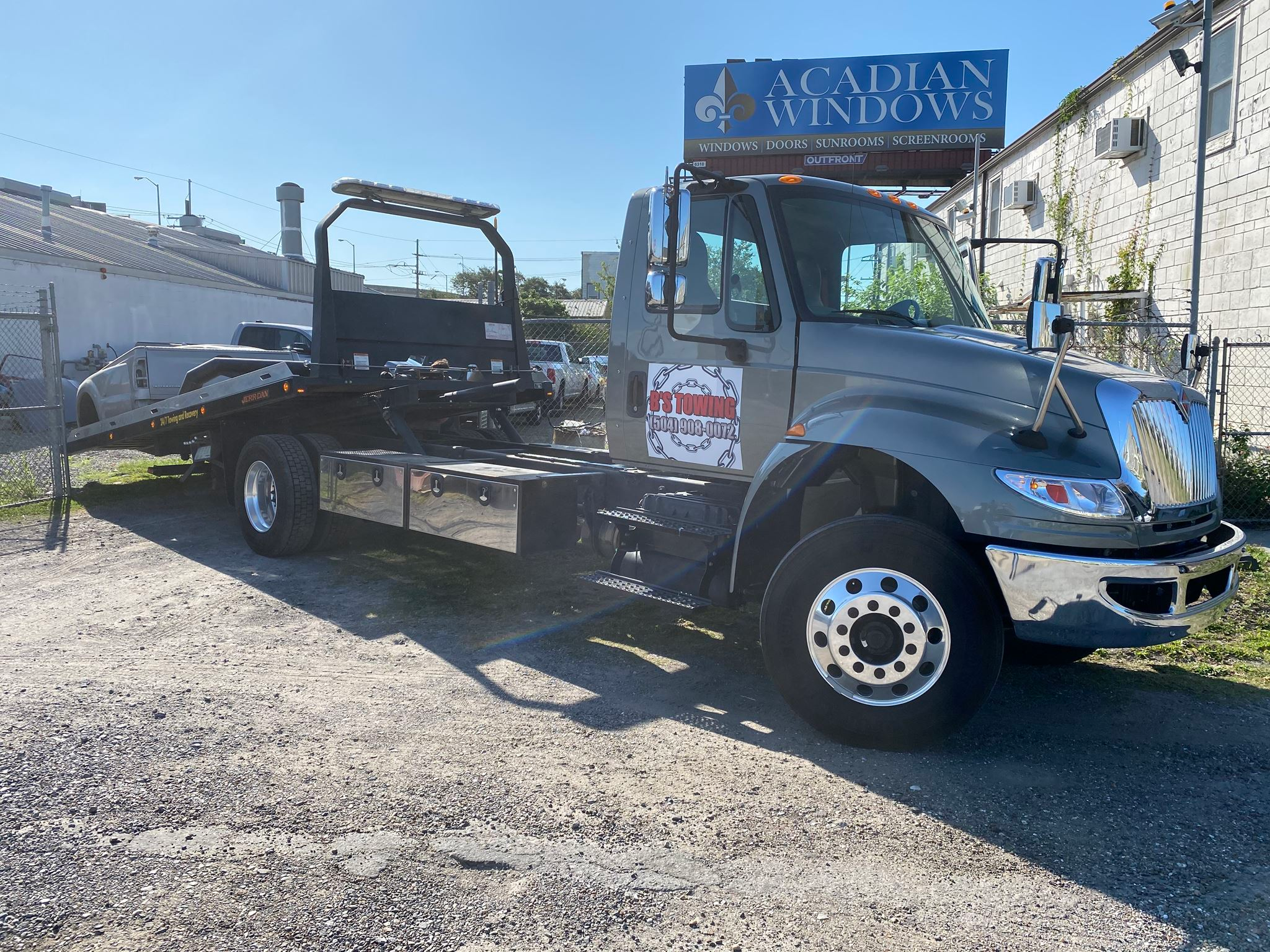 Local Light Heavy Duty Towing Tow Truck Wrecker Roadside Assistance Services Near Me in New Orleans Louisiana (LA) and surrounding areas including but not limited to the Westbank, Harvey, Gretna, Algiers, Marrero, Westwego, Belle Chasse, Chalmette, Luling, Destrehan, Kenner & Metairie.