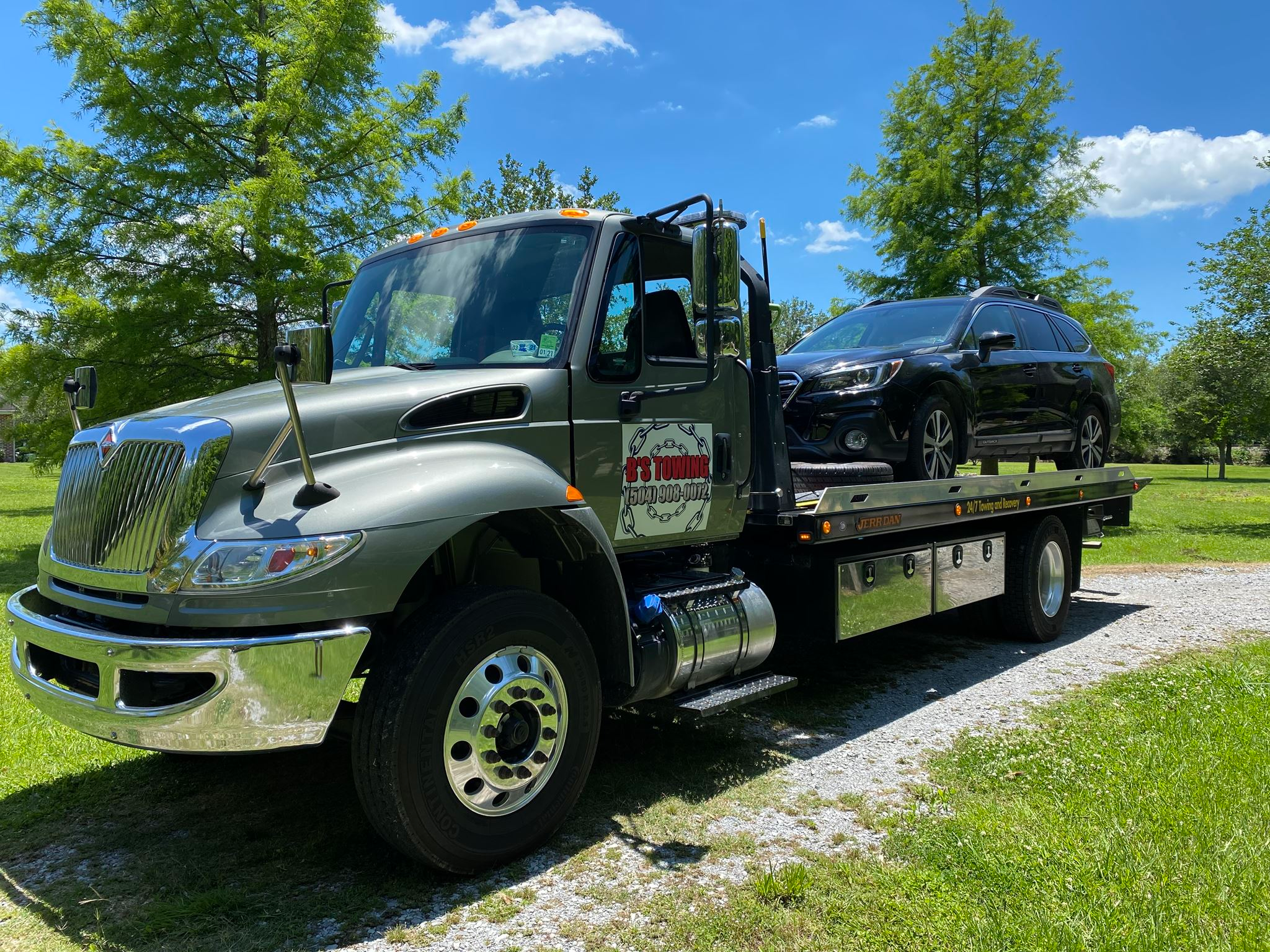 Local Light Heavy Duty Towing Tow Truck Wrecker Roadside Assistance Services Near Me in New Orleans Louisiana (LA) and surrounding areas including but not limited to the Westbank, Harvey, Gretna, Algiers, Marrero, Westwego, Belle Chasse, Chalmette, Luling, Destrehan, Kenner & Metairie.