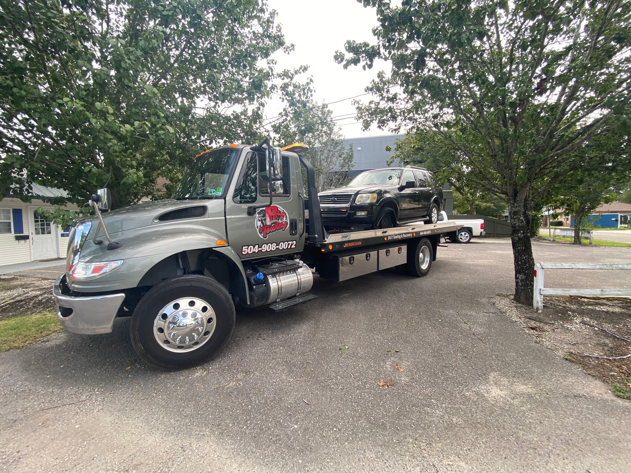 Local Light Heavy Duty Towing Tow Truck Wrecker Roadside Assistance Services Near Me in New Orleans Louisiana (LA) and surrounding areas including but not limited to the Westbank, Harvey, Gretna, Algiers, Marrero, Westwego, Belle Chasse, Chalmette, Luling, Destrehan, Kenner & Metairie.