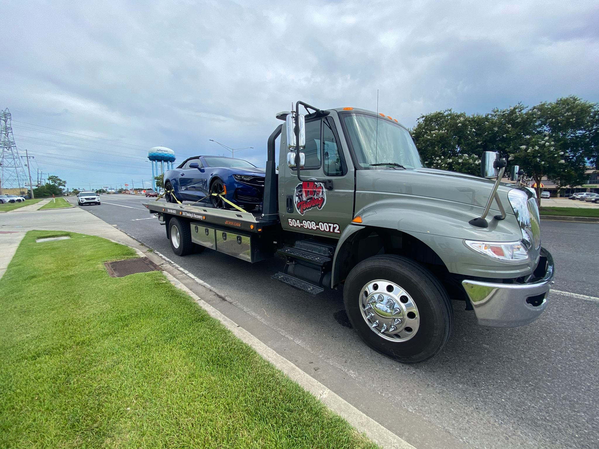 Local Light Heavy Duty Towing Tow Truck Wrecker Roadside Assistance Services Near Me in New Orleans Louisiana (LA) and surrounding areas including but not limited to the Westbank, Harvey, Gretna, Algiers, Marrero, Westwego, Belle Chasse, Chalmette, Luling, Destrehan, Kenner & Metairie.