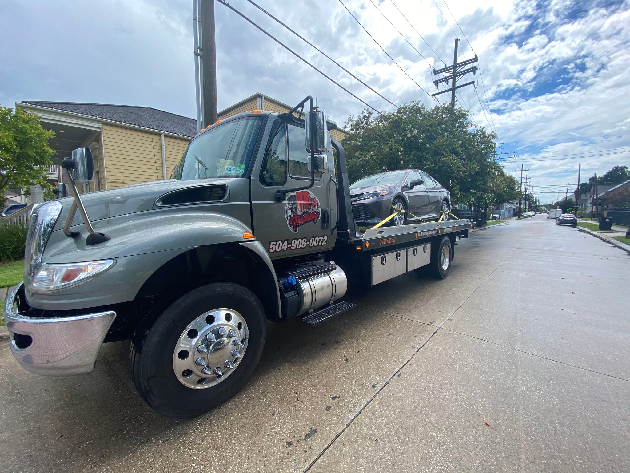 Local Light Heavy Duty Towing Tow Truck Wrecker Roadside Assistance Services Near Me in New Orleans Louisiana (LA) and surrounding areas including but not limited to the Westbank, Harvey, Gretna, Algiers, Marrero, Westwego, Belle Chasse, Chalmette, Luling, Destrehan, Kenner & Metairie.