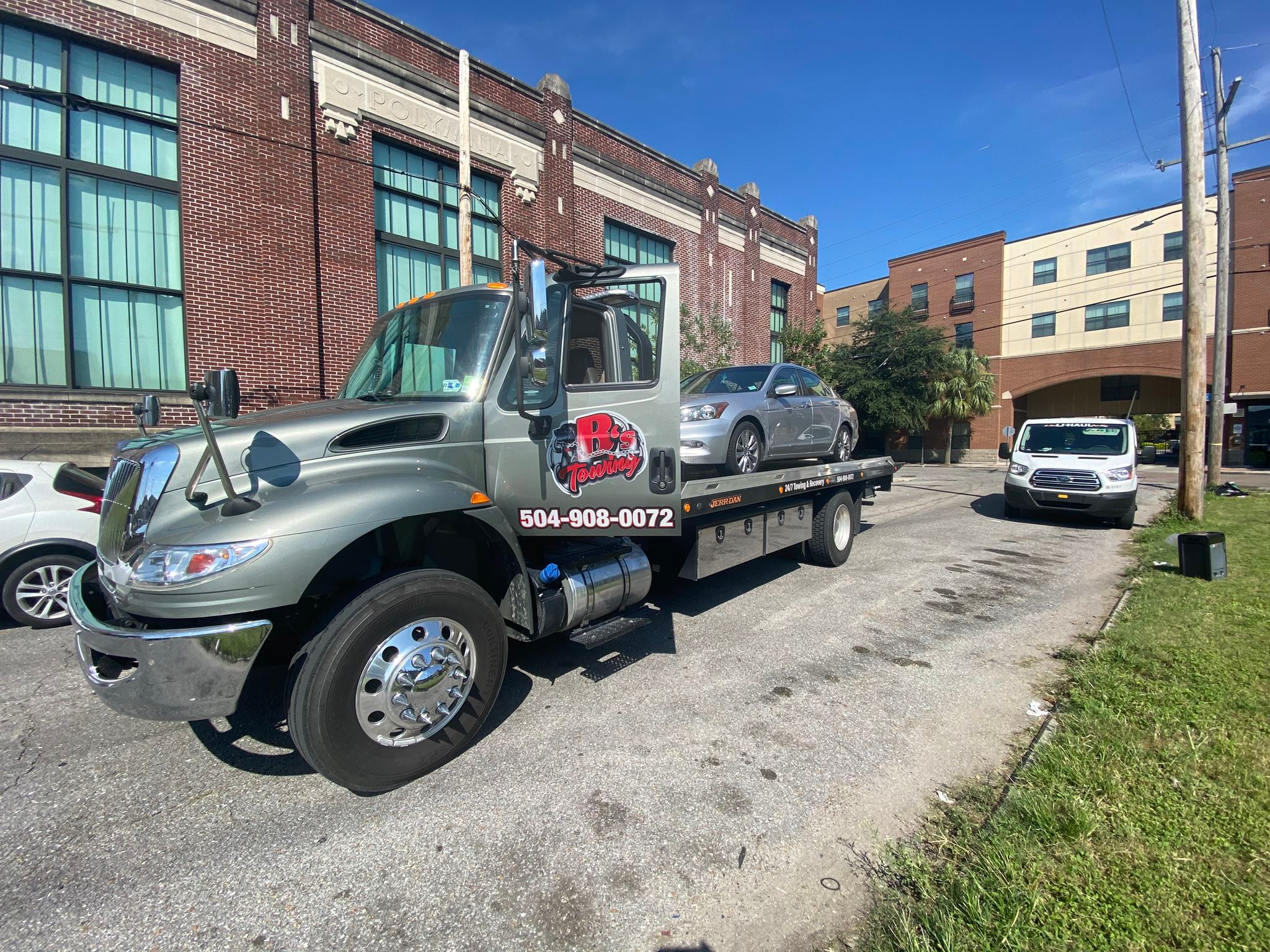 Local Light Heavy Duty Towing Tow Truck Wrecker Roadside Assistance Services Near Me in New Orleans Louisiana (LA) and surrounding areas including but not limited to the Westbank, Harvey, Gretna, Algiers, Marrero, Westwego, Belle Chasse, Chalmette, Luling, Destrehan, Kenner & Metairie.