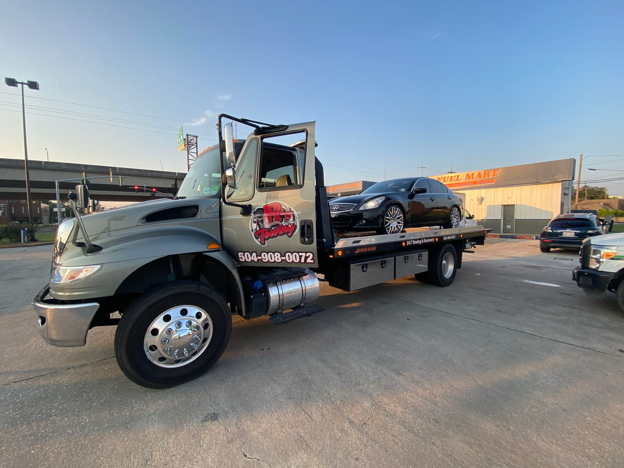 Local Light Heavy Duty Towing Tow Truck Wrecker Roadside Assistance Services Near Me in New Orleans Louisiana (LA) and surrounding areas including but not limited to the Westbank, Harvey, Gretna, Algiers, Marrero, Westwego, Belle Chasse, Chalmette, Luling, Destrehan, Kenner & Metairie.