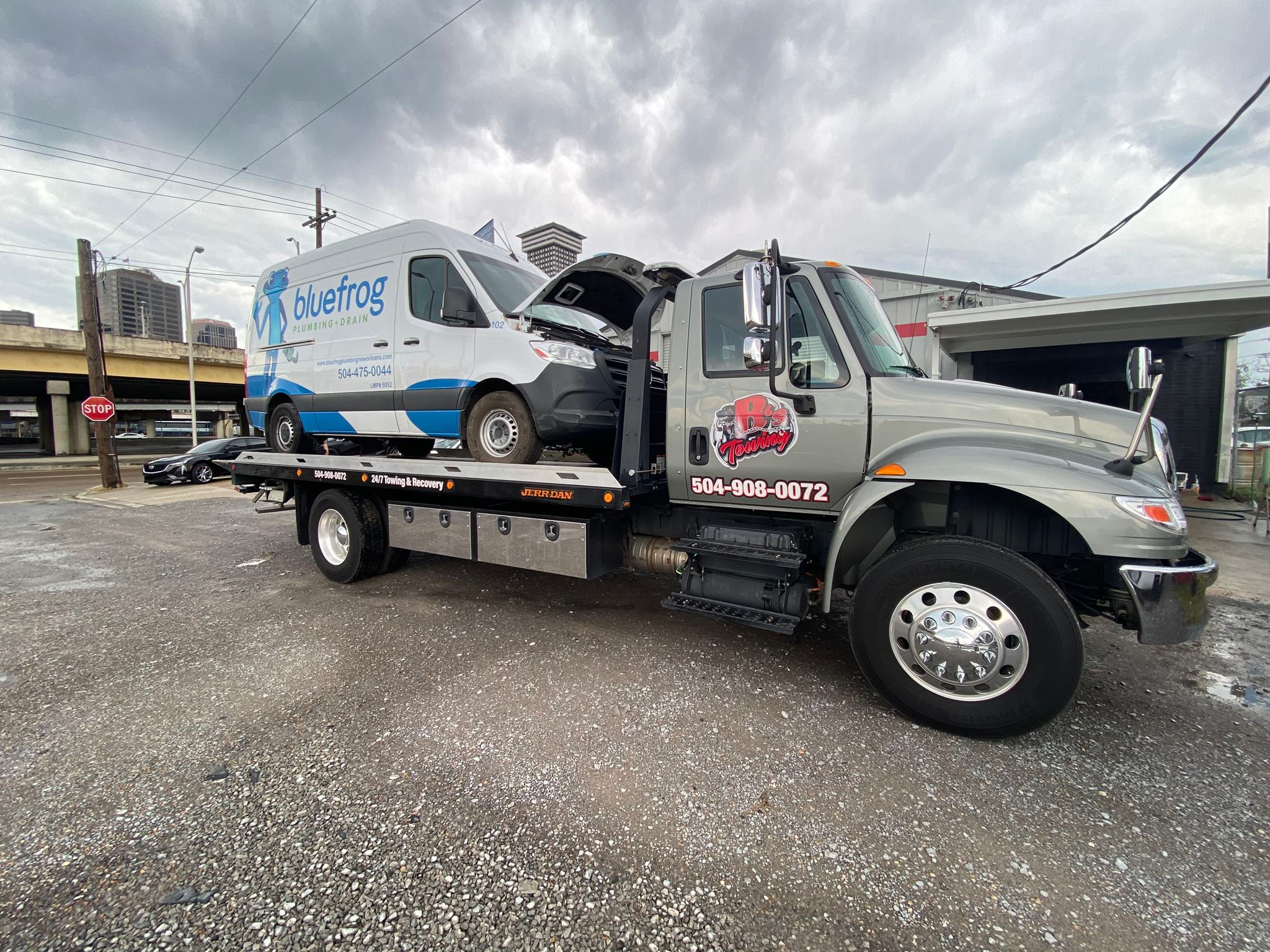 Local Light Heavy Duty Towing Tow Truck Wrecker Roadside Assistance Services Near Me in New Orleans Louisiana (LA) and surrounding areas including but not limited to the Westbank, Harvey, Gretna, Algiers, Marrero, Westwego, Belle Chasse, Chalmette, Luling, Destrehan, Kenner & Metairie.