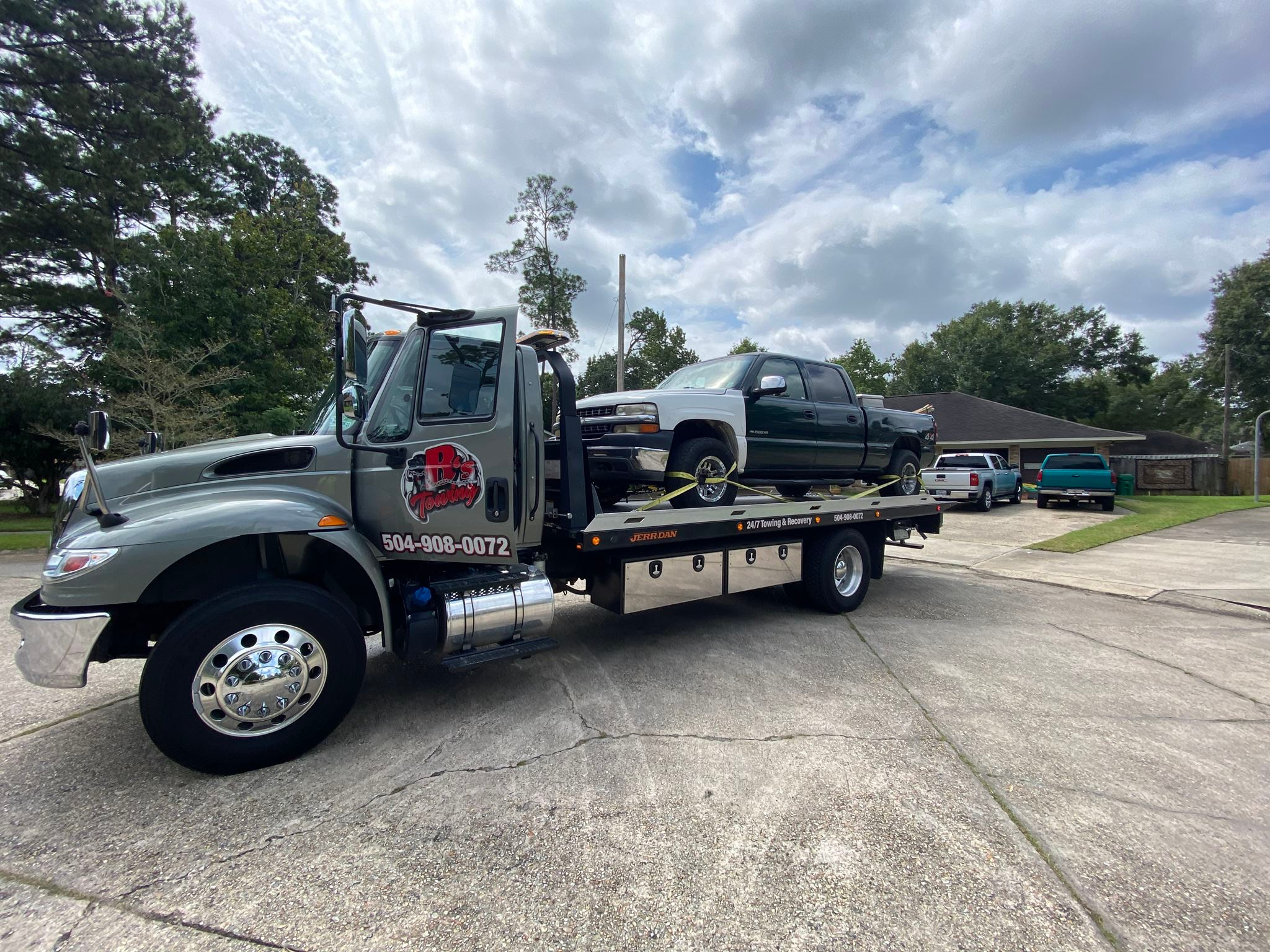 Local Light Heavy Duty Towing Tow Truck Wrecker Roadside Assistance Services Near Me in New Orleans Louisiana (LA) and surrounding areas including but not limited to the Westbank, Harvey, Gretna, Algiers, Marrero, Westwego, Belle Chasse, Chalmette, Luling, Destrehan, Kenner & Metairie.