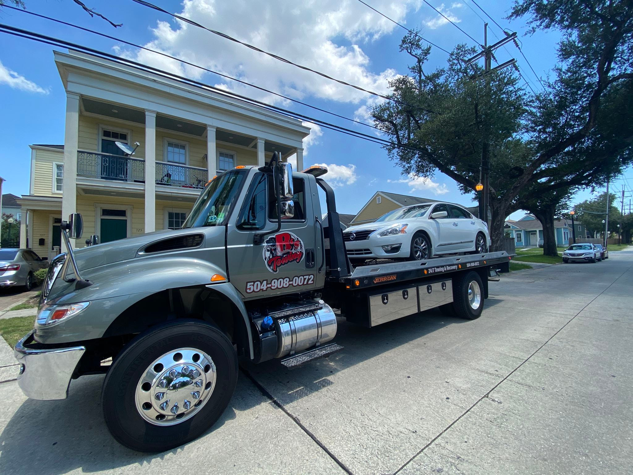 Local Light Heavy Duty Towing Tow Truck Wrecker Roadside Assistance Services Near Me in New Orleans Louisiana (LA) and surrounding areas including but not limited to the Westbank, Harvey, Gretna, Algiers, Marrero, Westwego, Belle Chasse, Chalmette, Luling, Destrehan, Kenner & Metairie.