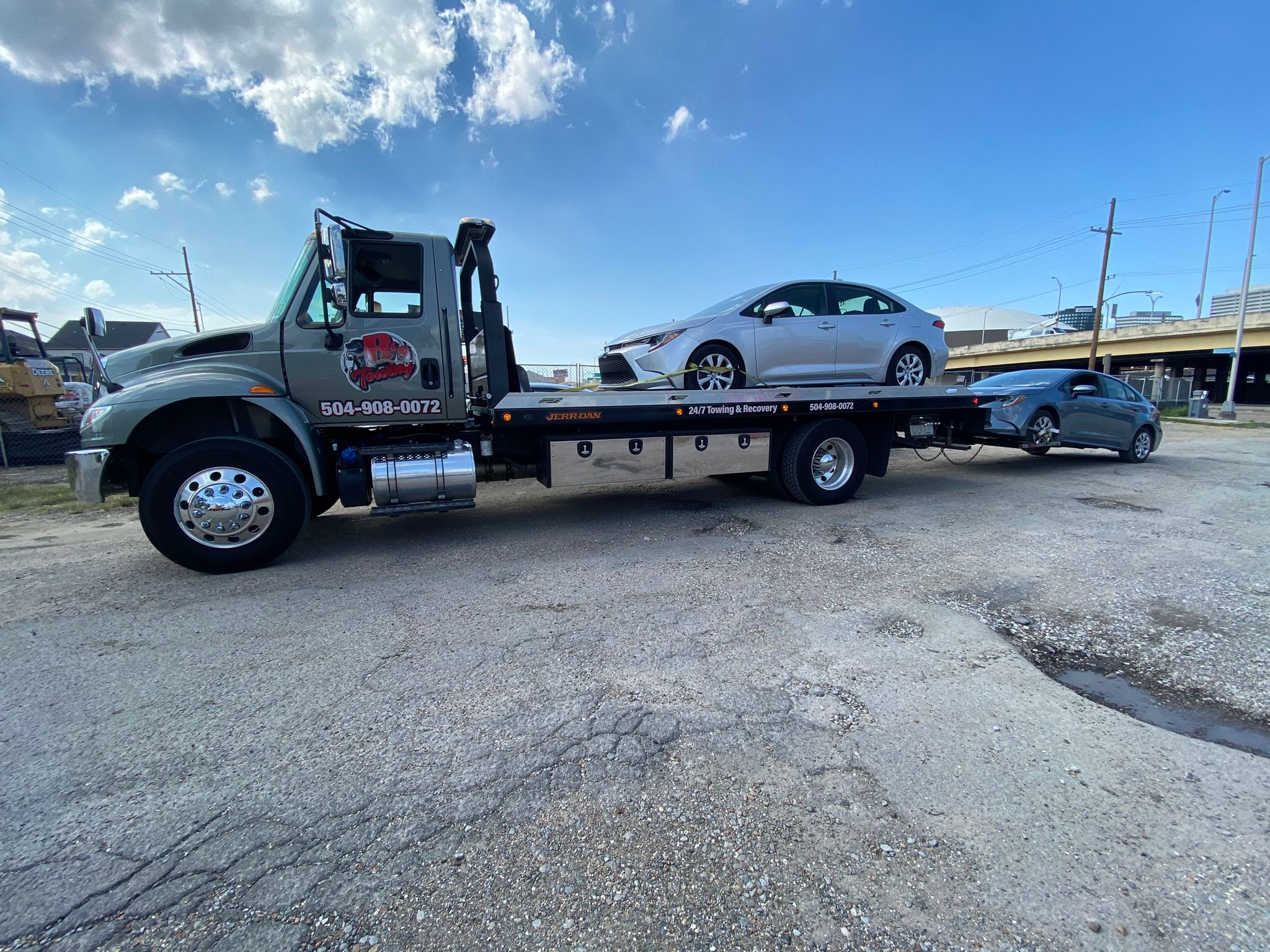Local Light Heavy Duty Towing Tow Truck Wrecker Roadside Assistance Services Near Me in New Orleans Louisiana (LA) and surrounding areas including but not limited to the Westbank, Harvey, Gretna, Algiers, Marrero, Westwego, Belle Chasse, Chalmette, Luling, Destrehan, Kenner & Metairie.
