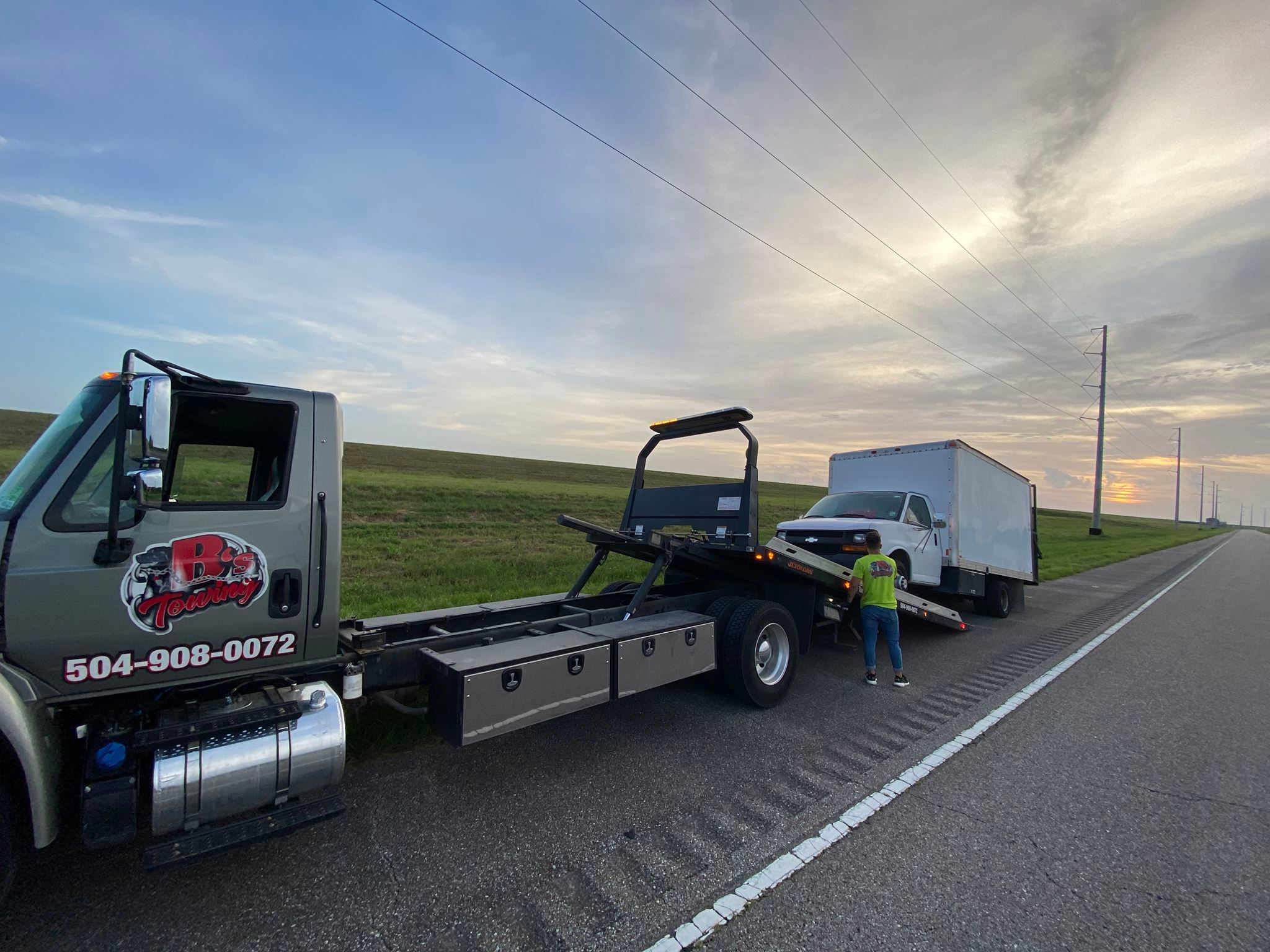 Local Light Heavy Duty Towing Tow Truck Wrecker Roadside Assistance Services Near Me in New Orleans Louisiana (LA) and surrounding areas including but not limited to the Westbank, Harvey, Gretna, Algiers, Marrero, Westwego, Belle Chasse, Chalmette, Luling, Destrehan, Kenner & Metairie.