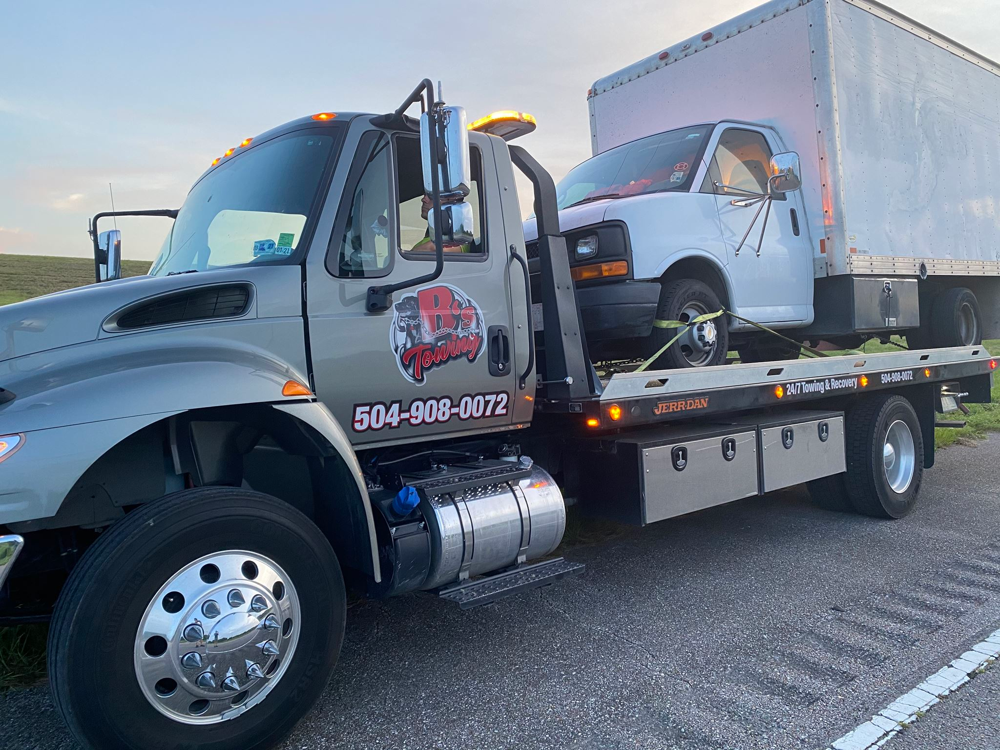 Local Light Heavy Duty Towing Tow Truck Wrecker Roadside Assistance Services Near Me in New Orleans Louisiana (LA) and surrounding areas including but not limited to the Westbank, Harvey, Gretna, Algiers, Marrero, Westwego, Belle Chasse, Chalmette, Luling, Destrehan, Kenner & Metairie.