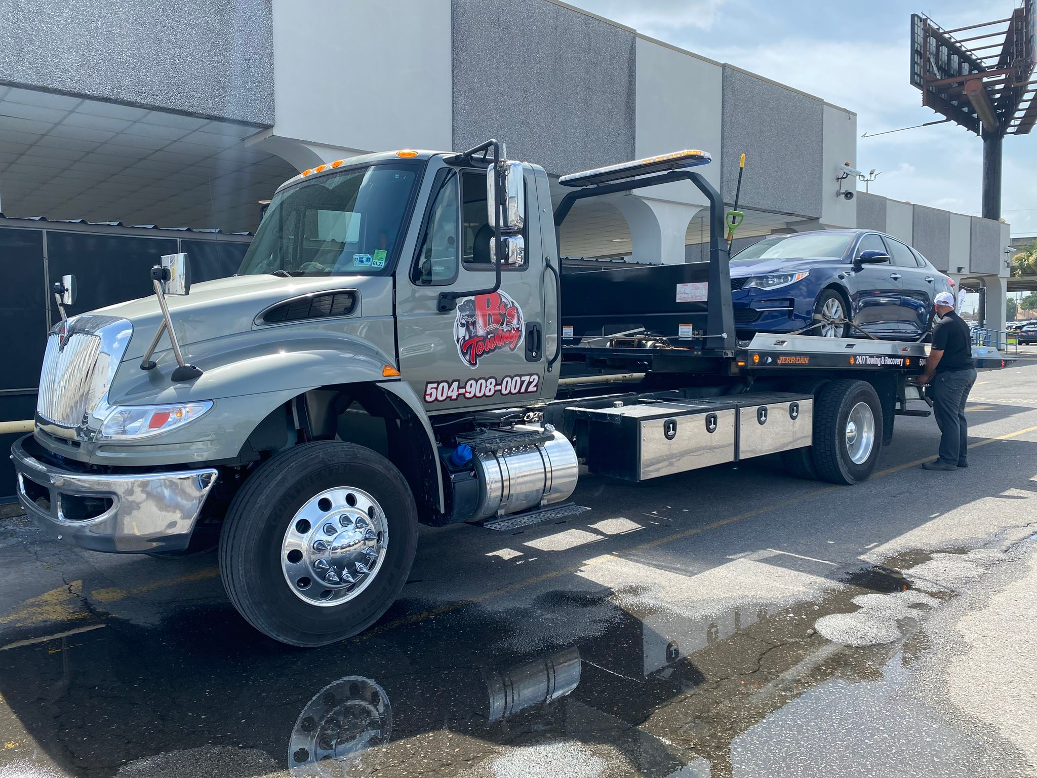 Local Light Heavy Duty Towing Tow Truck Wrecker Roadside Assistance Services Near Me in New Orleans Louisiana (LA) and surrounding areas including but not limited to the Westbank, Harvey, Gretna, Algiers, Marrero, Westwego, Belle Chasse, Chalmette, Luling, Destrehan, Kenner & Metairie.