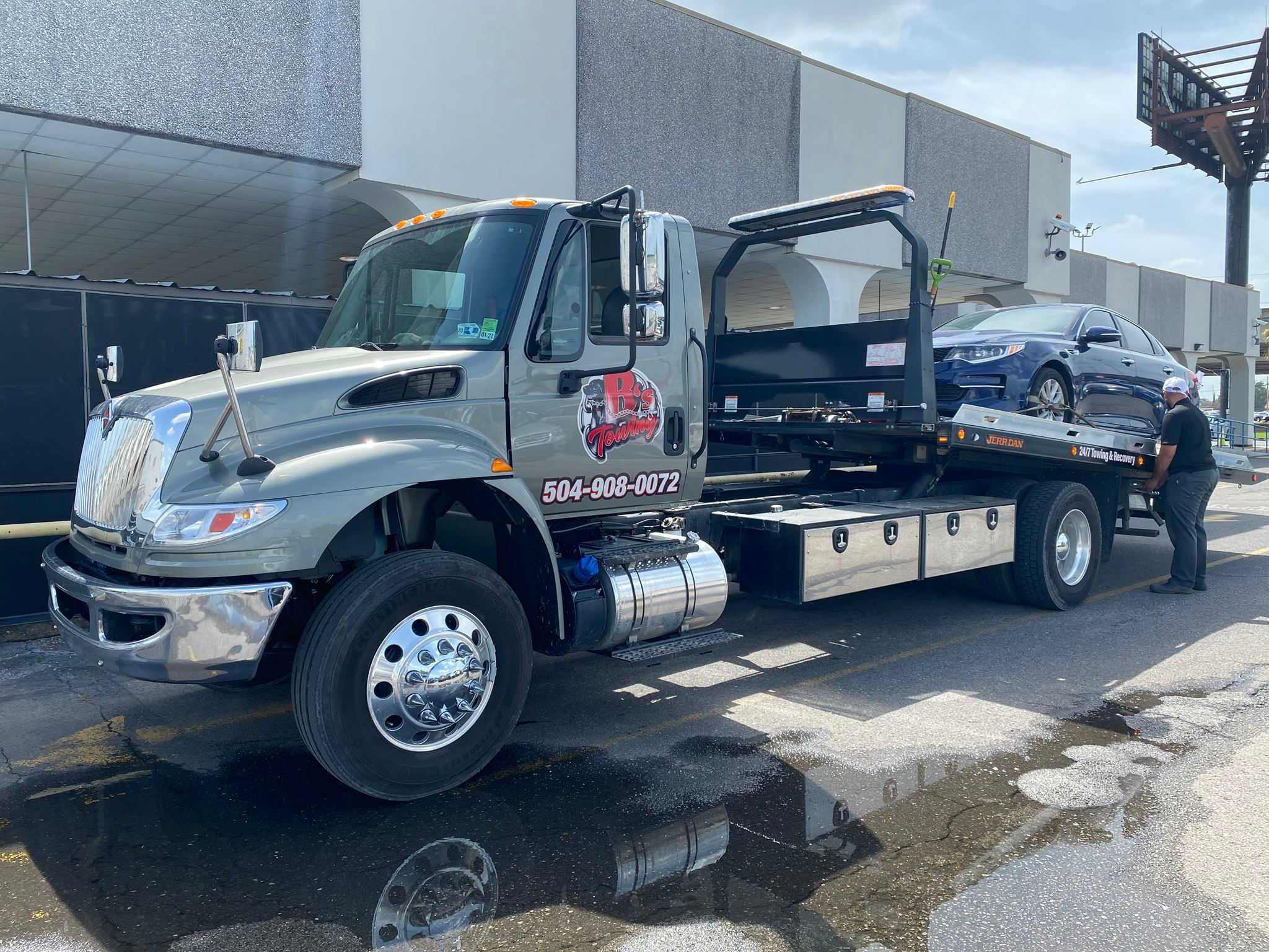 Local Light Heavy Duty Towing Tow Truck Wrecker Roadside Assistance Services Near Me in New Orleans Louisiana (LA) and surrounding areas including but not limited to the Westbank, Harvey, Gretna, Algiers, Marrero, Westwego, Belle Chasse, Chalmette, Luling, Destrehan, Kenner & Metairie.