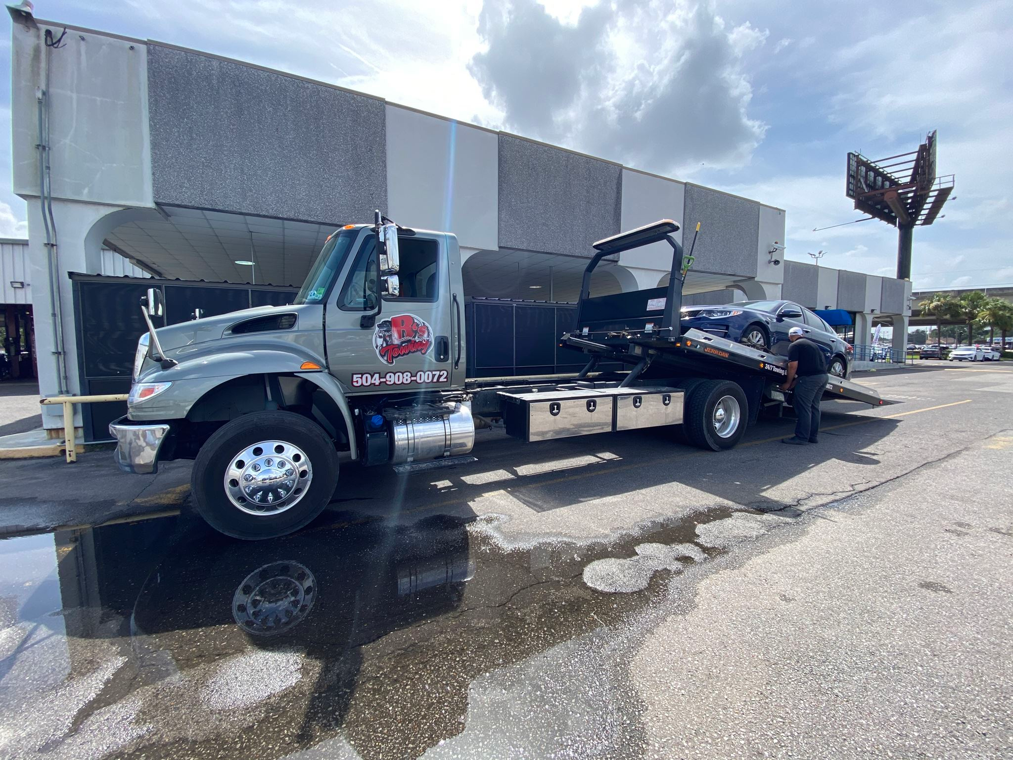 Local Light Heavy Duty Towing Tow Truck Wrecker Roadside Assistance Services Near Me in New Orleans Louisiana (LA) and surrounding areas including but not limited to the Westbank, Harvey, Gretna, Algiers, Marrero, Westwego, Belle Chasse, Chalmette, Luling, Destrehan, Kenner & Metairie.