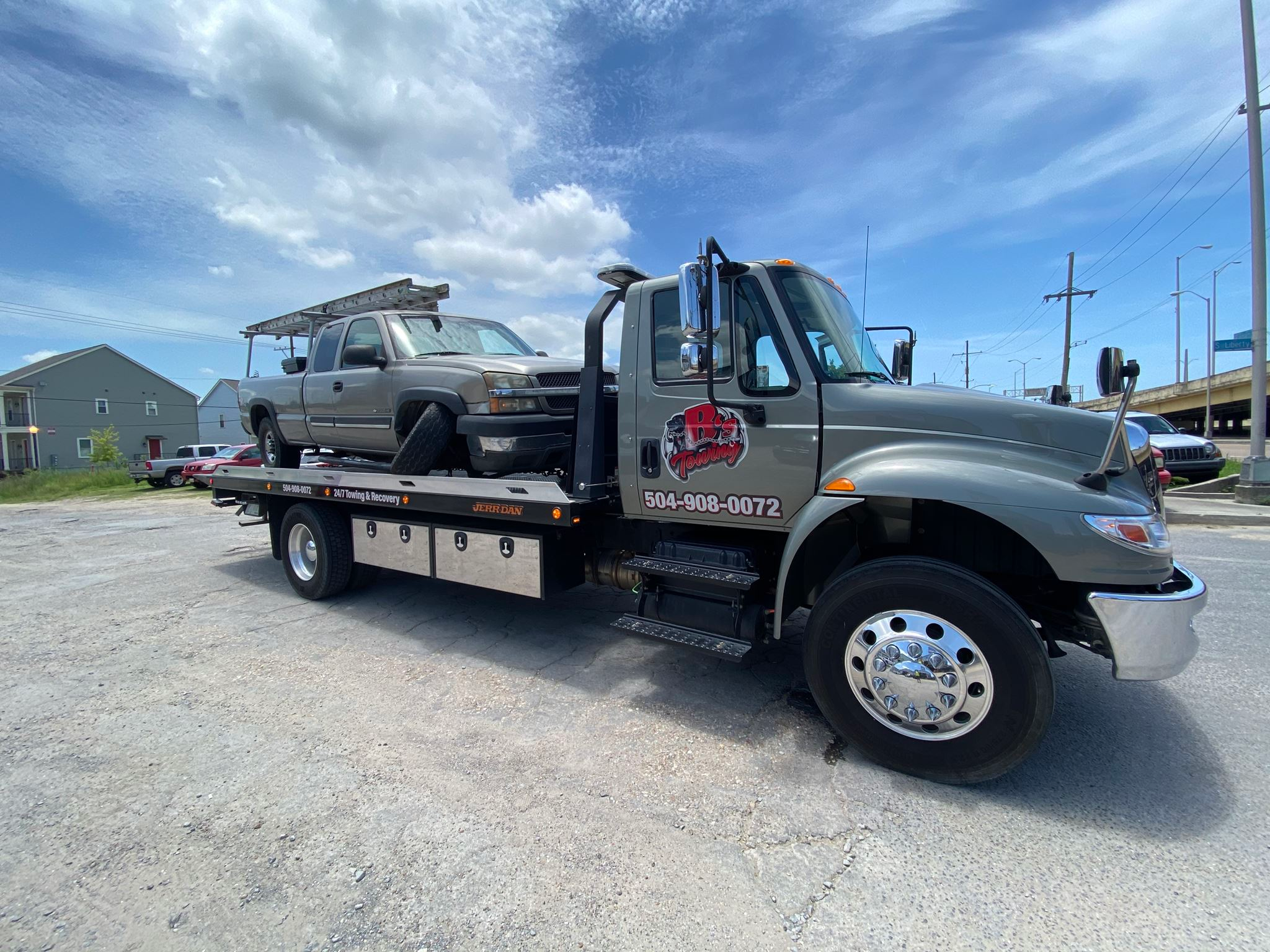 Local Light Heavy Duty Towing Tow Truck Wrecker Roadside Assistance Services Near Me in New Orleans Louisiana (LA) and surrounding areas including but not limited to the Westbank, Harvey, Gretna, Algiers, Marrero, Westwego, Belle Chasse, Chalmette, Luling, Destrehan, Kenner & Metairie.