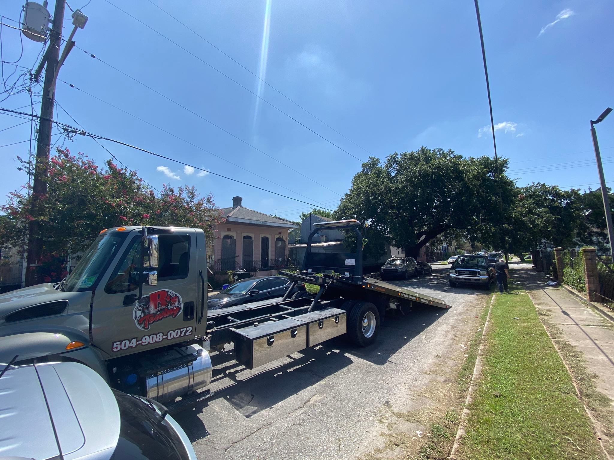 Local Light Heavy Duty Towing Tow Truck Wrecker Roadside Assistance Services Near Me in New Orleans Louisiana (LA) and surrounding areas including but not limited to the Westbank, Harvey, Gretna, Algiers, Marrero, Westwego, Belle Chasse, Chalmette, Luling, Destrehan, Kenner & Metairie.