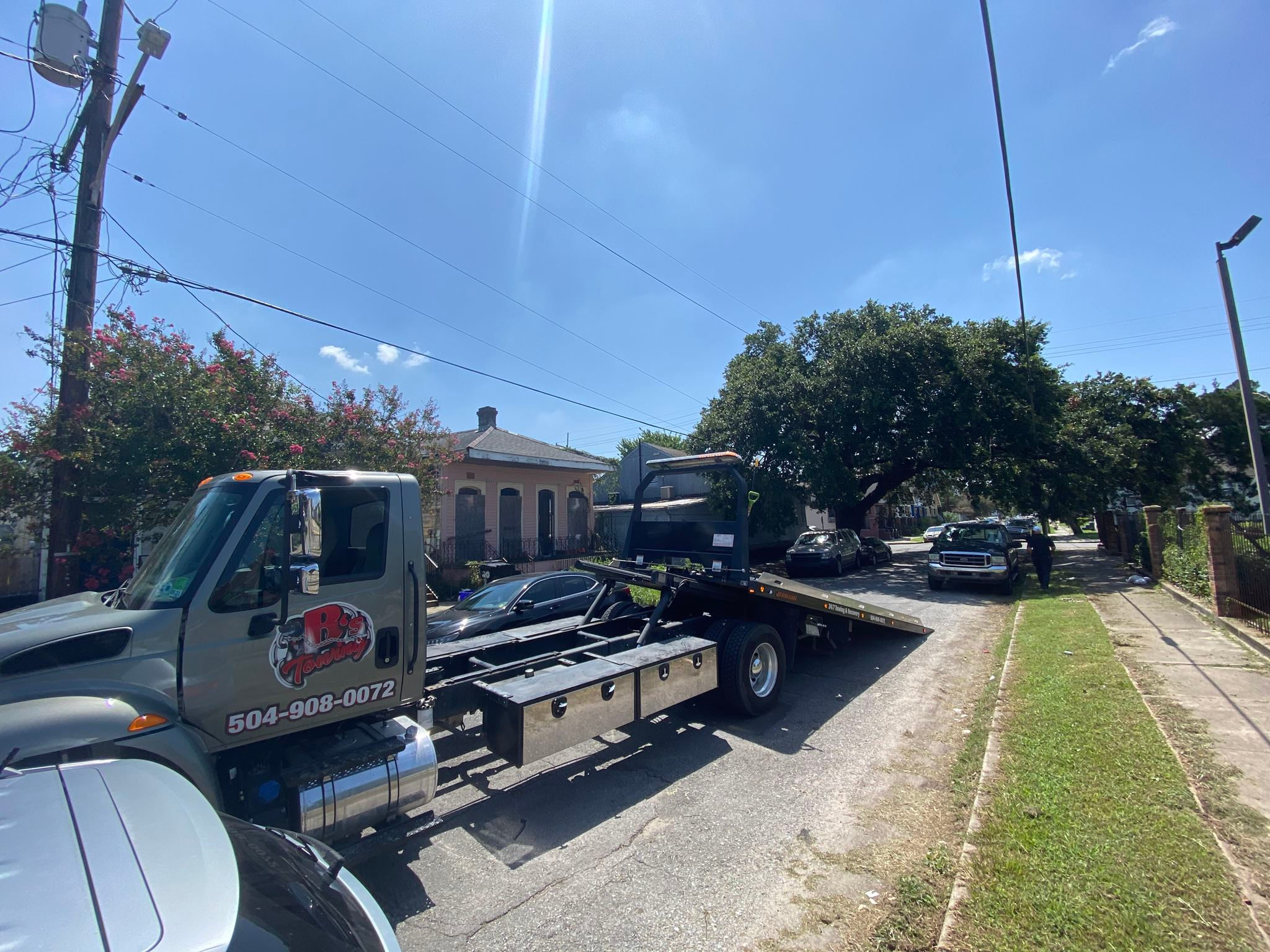 Local Light Heavy Duty Towing Tow Truck Wrecker Roadside Assistance Services Near Me in New Orleans Louisiana (LA) and surrounding areas including but not limited to the Westbank, Harvey, Gretna, Algiers, Marrero, Westwego, Belle Chasse, Chalmette, Luling, Destrehan, Kenner & Metairie.