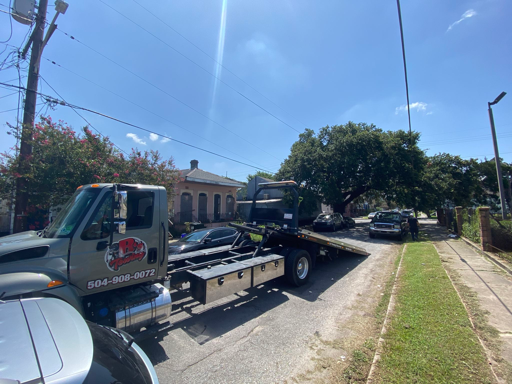 Local Light Heavy Duty Towing Tow Truck Wrecker Roadside Assistance Services Near Me in New Orleans Louisiana (LA) and surrounding areas including but not limited to the Westbank, Harvey, Gretna, Algiers, Marrero, Westwego, Belle Chasse, Chalmette, Luling, Destrehan, Kenner & Metairie.