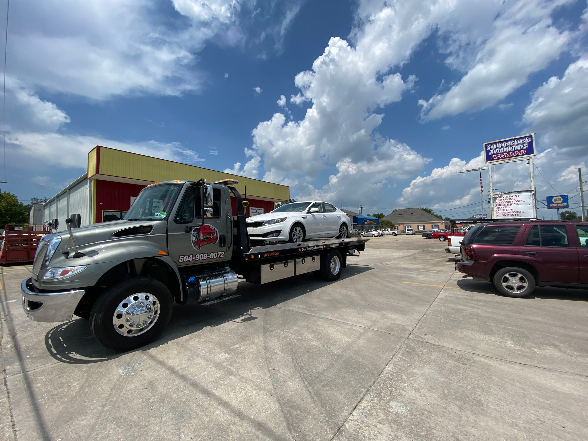 Local Light Heavy Duty Towing Tow Truck Wrecker Roadside Assistance Services Near Me in New Orleans Louisiana (LA) and surrounding areas including but not limited to the Westbank, Harvey, Gretna, Algiers, Marrero, Westwego, Belle Chasse, Chalmette, Luling, Destrehan, Kenner & Metairie.