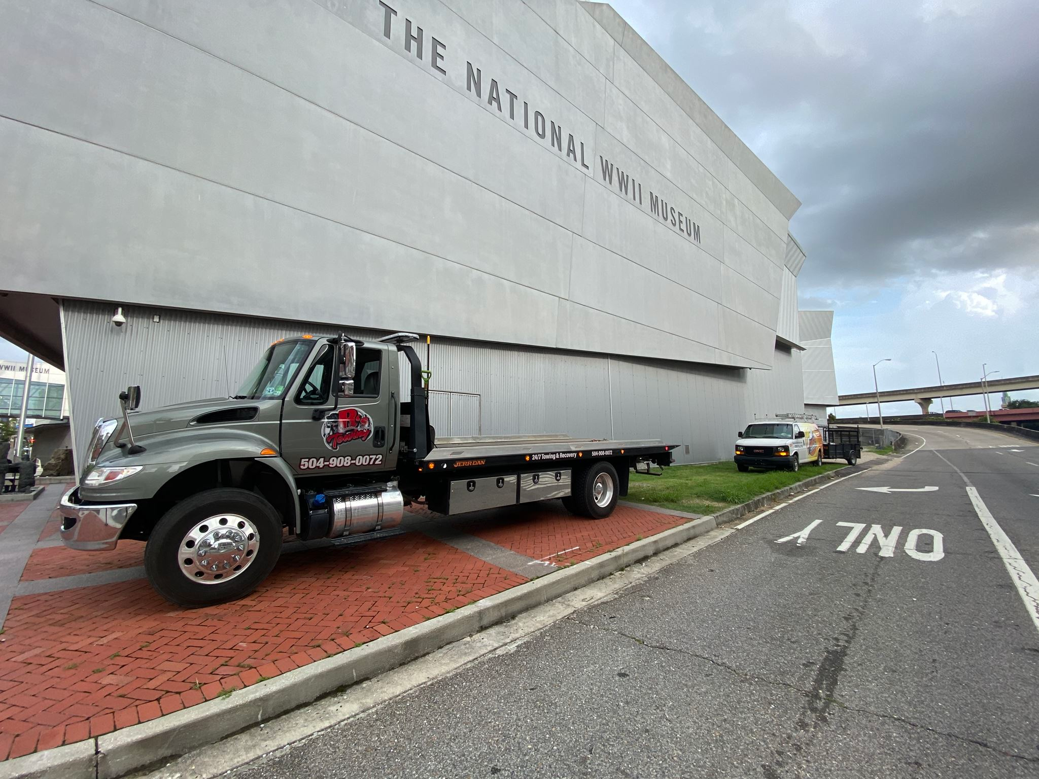 Local Light Heavy Duty Towing Tow Truck Wrecker Roadside Assistance Services Near Me in New Orleans Louisiana (LA) and surrounding areas including but not limited to the Westbank, Harvey, Gretna, Algiers, Marrero, Westwego, Belle Chasse, Chalmette, Luling, Destrehan, Kenner & Metairie.