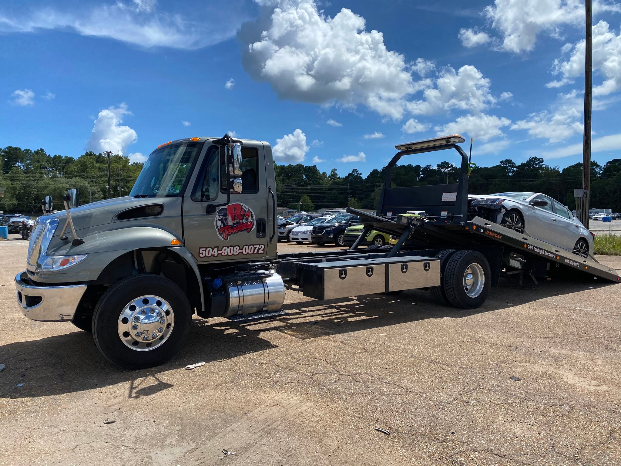 Local Light Heavy Duty Towing Tow Truck Wrecker Roadside Assistance Services Near Me in New Orleans Louisiana (LA) and surrounding areas including but not limited to the Westbank, Harvey, Gretna, Algiers, Marrero, Westwego, Belle Chasse, Chalmette, Luling, Destrehan, Kenner & Metairie.