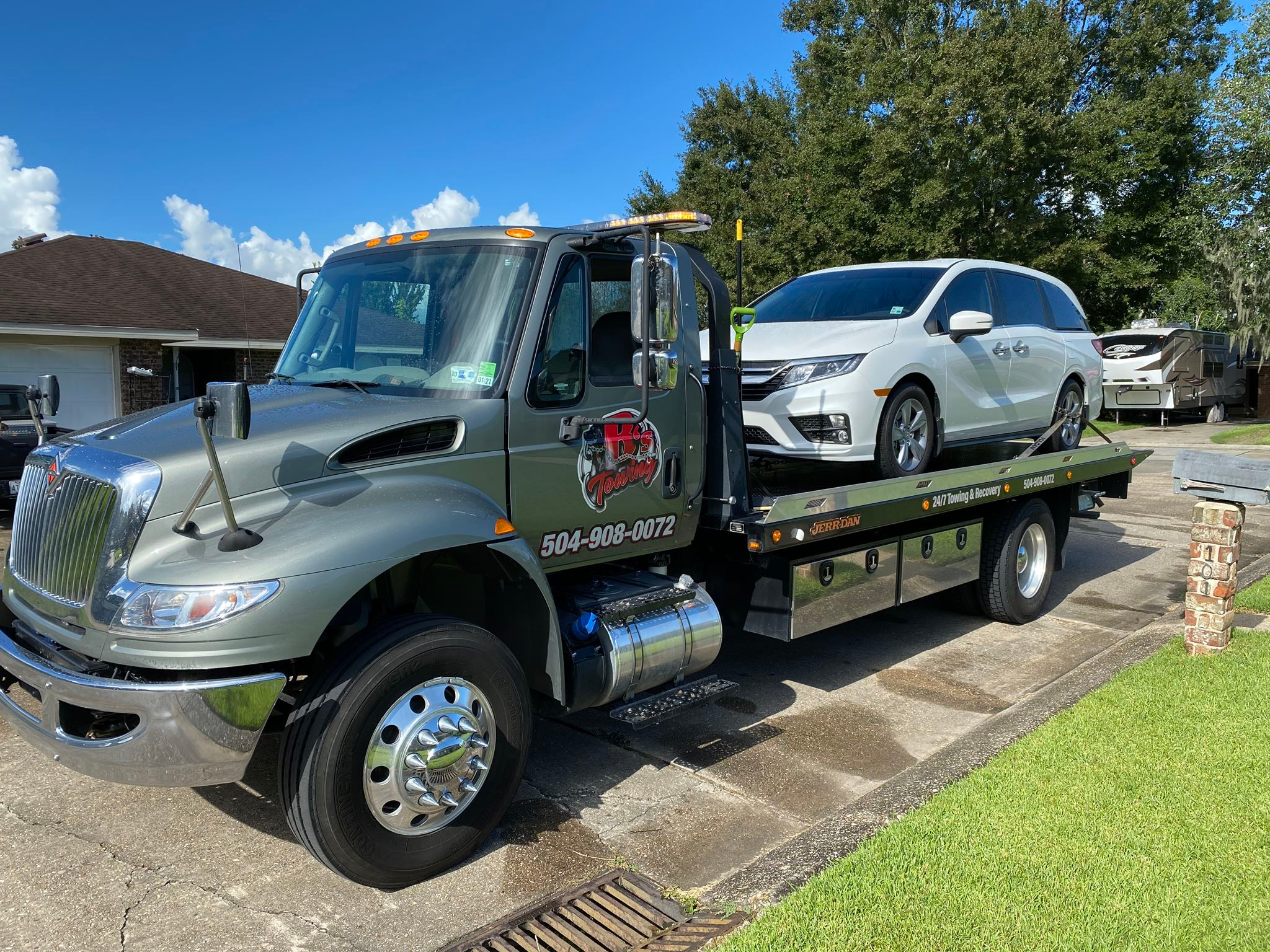 Local Light Heavy Duty Towing Tow Truck Wrecker Roadside Assistance Services Near Me in New Orleans Louisiana (LA) and surrounding areas including but not limited to the Westbank, Harvey, Gretna, Algiers, Marrero, Westwego, Belle Chasse, Chalmette, Luling, Destrehan, Kenner & Metairie.