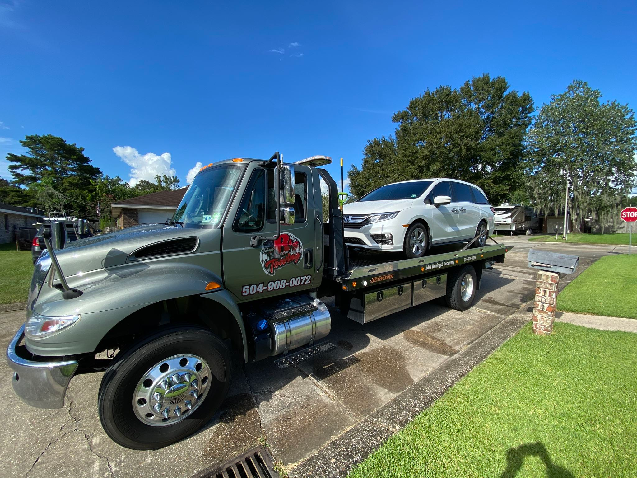 Local Light Heavy Duty Towing Tow Truck Wrecker Roadside Assistance Services Near Me in New Orleans Louisiana (LA) and surrounding areas including but not limited to the Westbank, Harvey, Gretna, Algiers, Marrero, Westwego, Belle Chasse, Chalmette, Luling, Destrehan, Kenner & Metairie.