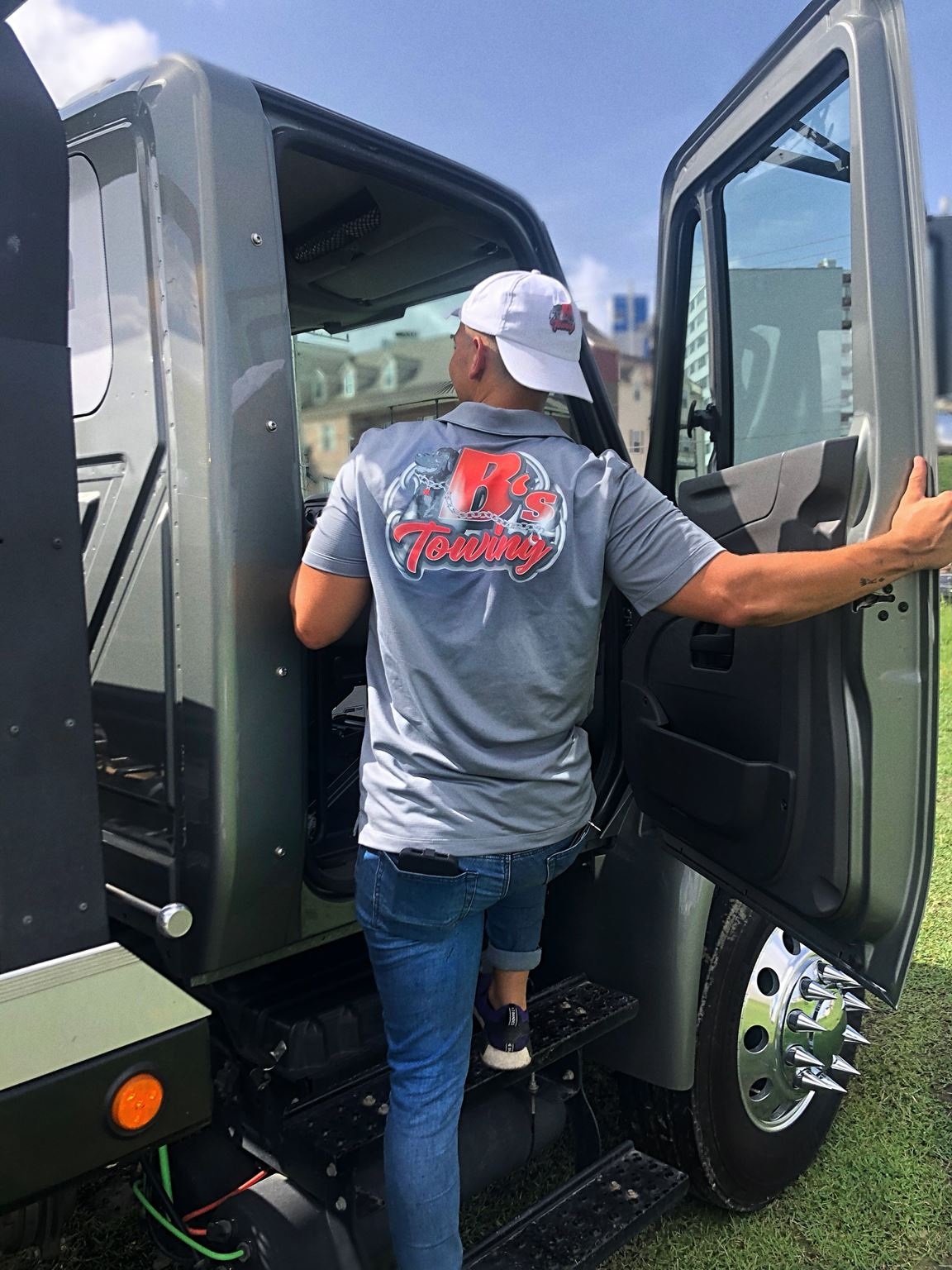 Local Light Heavy Duty Towing Tow Truck Wrecker Roadside Assistance Services Near Me in New Orleans Louisiana (LA) and surrounding areas including but not limited to the Westbank, Harvey, Gretna, Algiers, Marrero, Westwego, Belle Chasse, Chalmette, Luling, Destrehan, Kenner & Metairie.