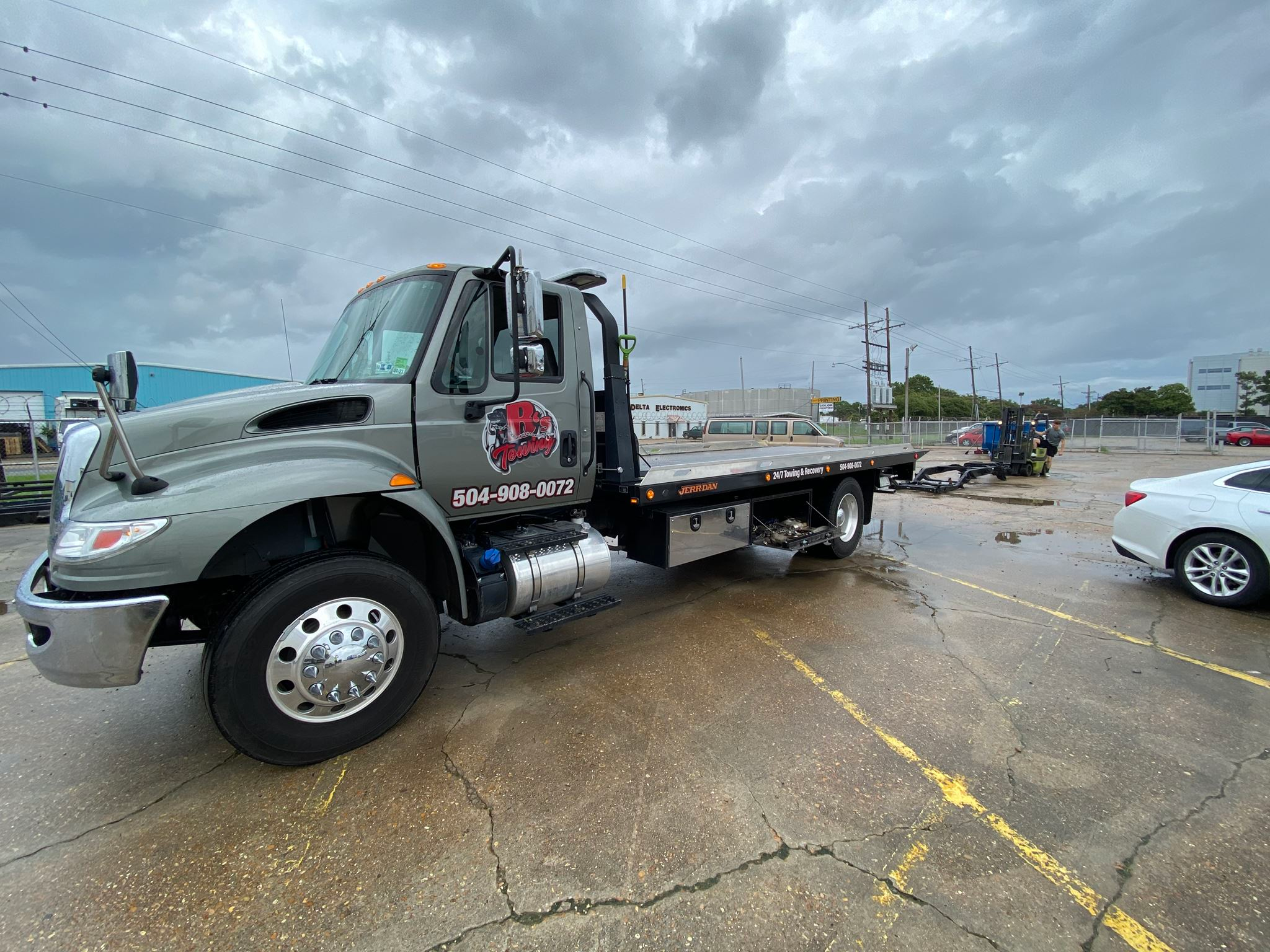 Local Light Heavy Duty Towing Tow Truck Wrecker Roadside Assistance Services Near Me in New Orleans Louisiana (LA) and surrounding areas including but not limited to the Westbank, Harvey, Gretna, Algiers, Marrero, Westwego, Belle Chasse, Chalmette, Luling, Destrehan, Kenner & Metairie.