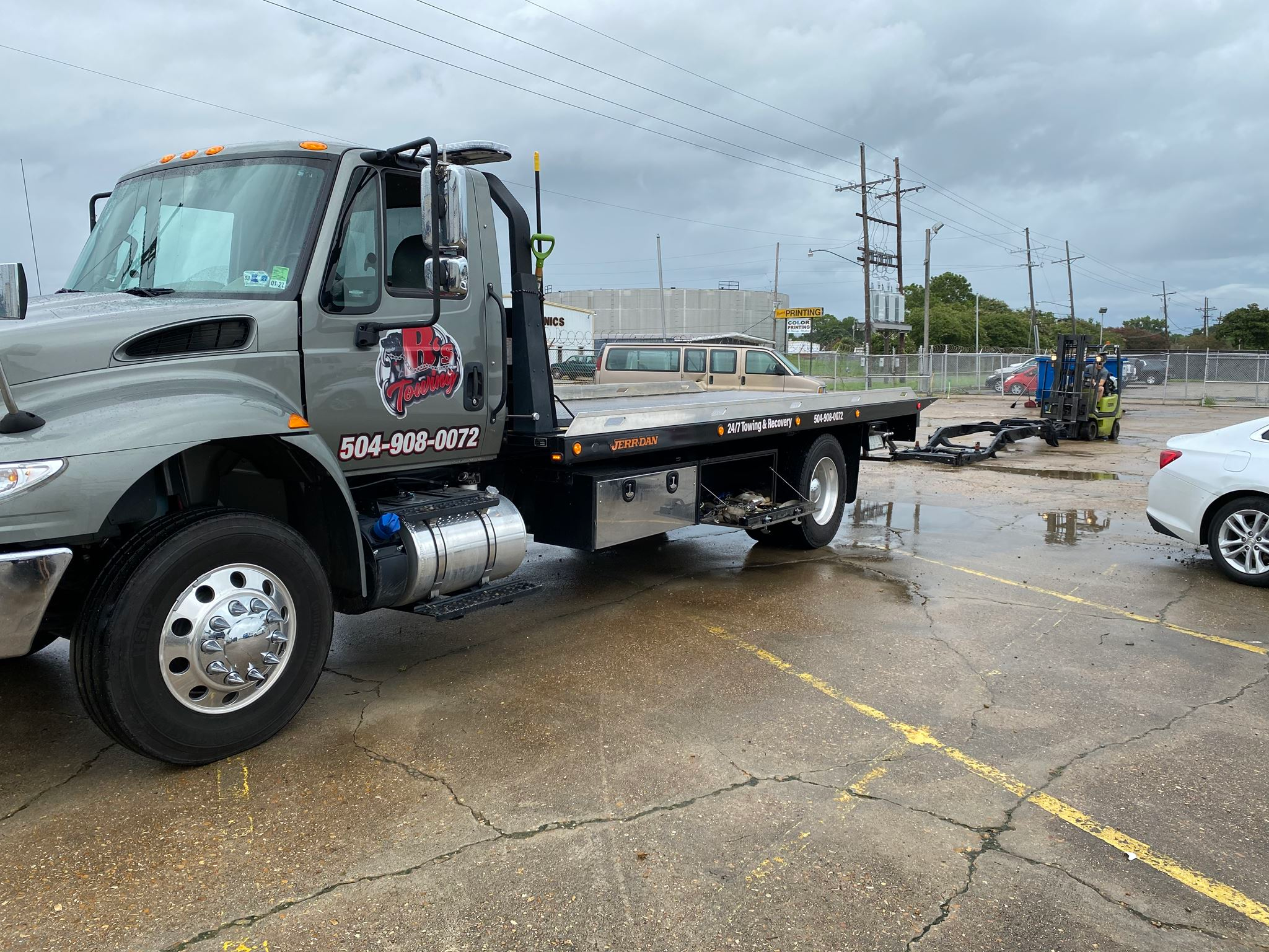 Local Light Heavy Duty Towing Tow Truck Wrecker Roadside Assistance Services Near Me in New Orleans Louisiana (LA) and surrounding areas including but not limited to the Westbank, Harvey, Gretna, Algiers, Marrero, Westwego, Belle Chasse, Chalmette, Luling, Destrehan, Kenner & Metairie.
