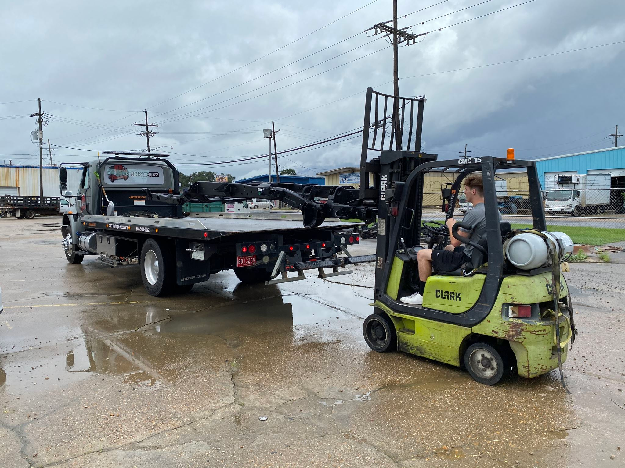 Local Light Heavy Duty Towing Tow Truck Wrecker Roadside Assistance Services Near Me in New Orleans Louisiana (LA) and surrounding areas including but not limited to the Westbank, Harvey, Gretna, Algiers, Marrero, Westwego, Belle Chasse, Chalmette, Luling, Destrehan, Kenner & Metairie.