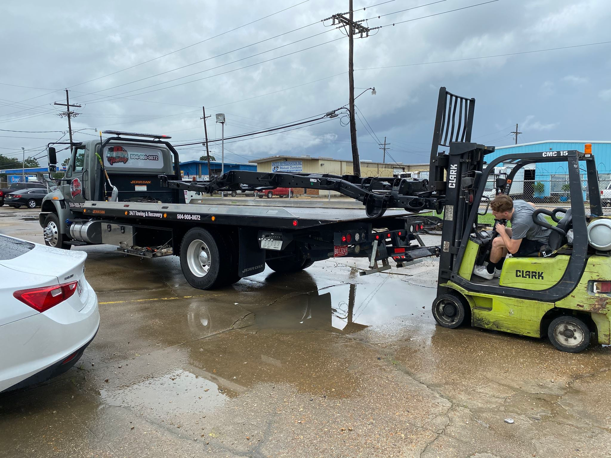 Local Light Heavy Duty Towing Tow Truck Wrecker Roadside Assistance Services Near Me in New Orleans Louisiana (LA) and surrounding areas including but not limited to the Westbank, Harvey, Gretna, Algiers, Marrero, Westwego, Belle Chasse, Chalmette, Luling, Destrehan, Kenner & Metairie.