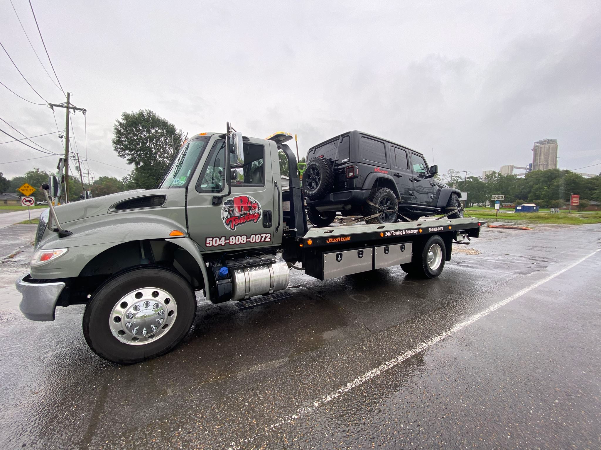 Local Light Heavy Duty Towing Tow Truck Wrecker Roadside Assistance Services Near Me in New Orleans Louisiana (LA) and surrounding areas including but not limited to the Westbank, Harvey, Gretna, Algiers, Marrero, Westwego, Belle Chasse, Chalmette, Luling, Destrehan, Kenner & Metairie.