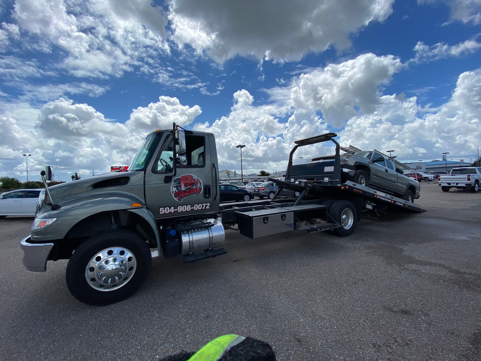 Local Light Heavy Duty Towing Tow Truck Wrecker Roadside Assistance Services Near Me in New Orleans Louisiana (LA) and surrounding areas including but not limited to the Westbank, Harvey, Gretna, Algiers, Marrero, Westwego, Belle Chasse, Chalmette, Luling, Destrehan, Kenner & Metairie.