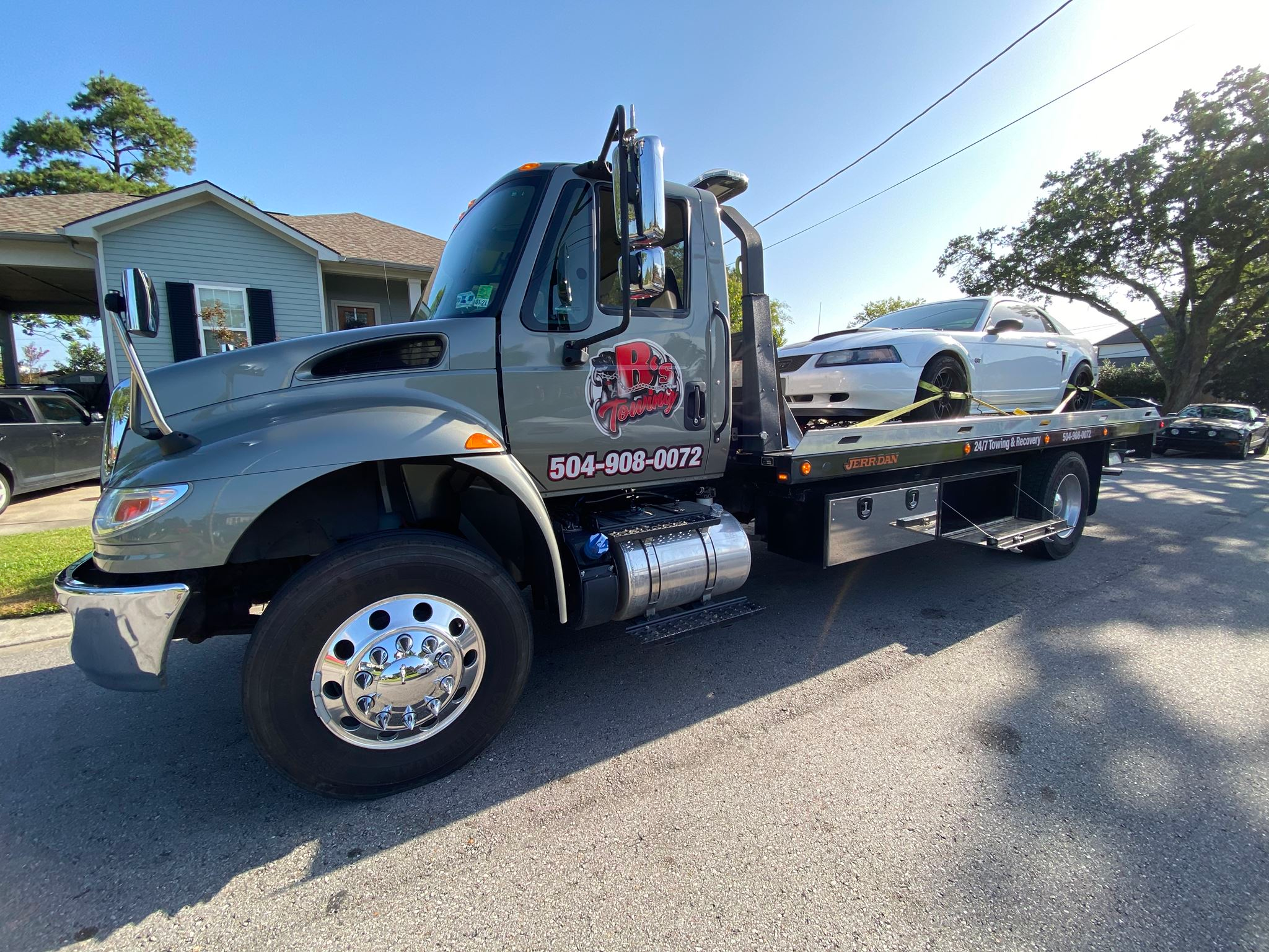 Local Light Heavy Duty Towing Tow Truck Wrecker Roadside Assistance Services Near Me in New Orleans Louisiana (LA) and surrounding areas including but not limited to the Westbank, Harvey, Gretna, Algiers, Marrero, Westwego, Belle Chasse, Chalmette, Luling, Destrehan, Kenner & Metairie.