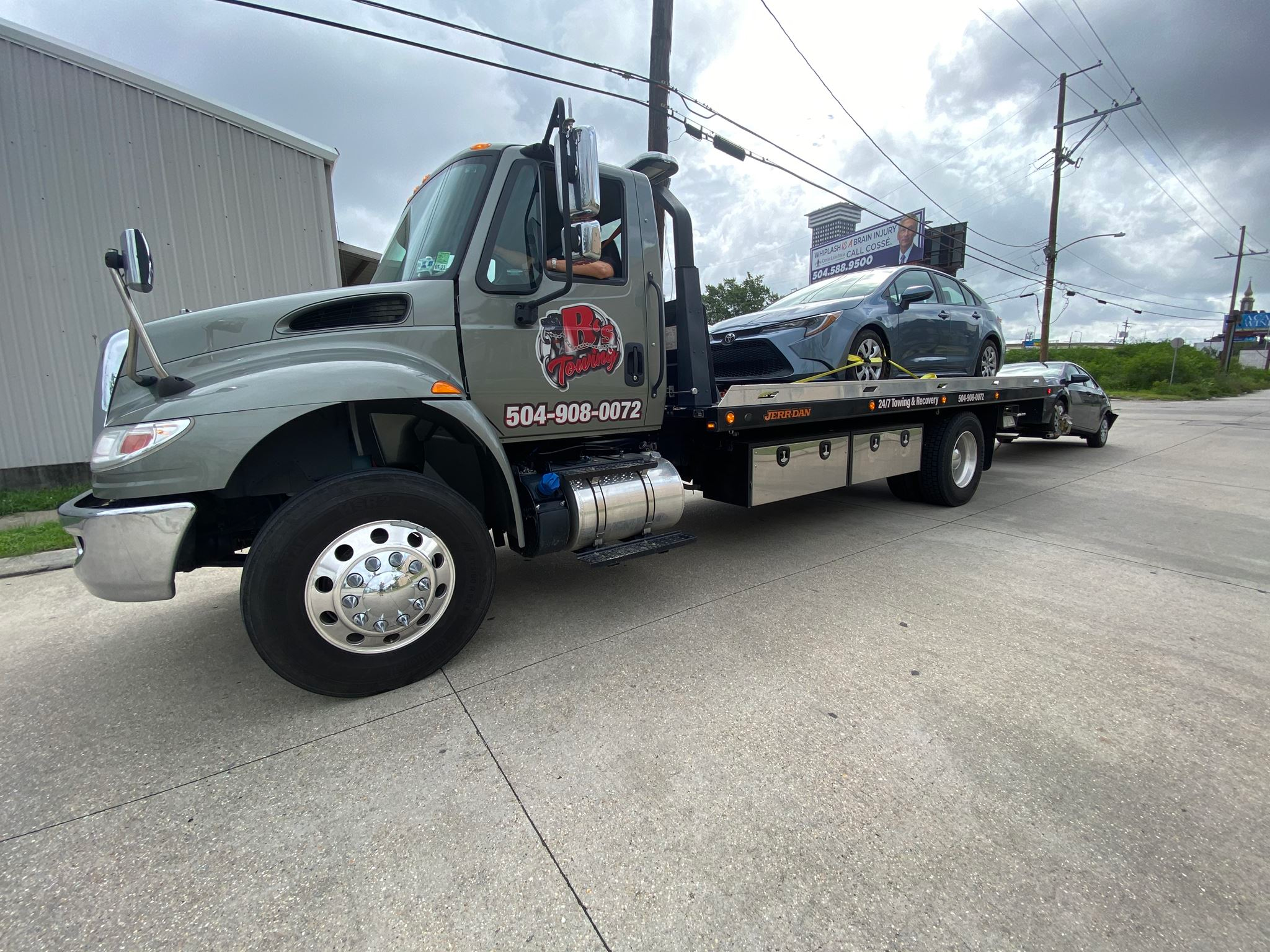 Local Light Heavy Duty Towing Tow Truck Wrecker Roadside Assistance Services Near Me in New Orleans Louisiana (LA) and surrounding areas including but not limited to the Westbank, Harvey, Gretna, Algiers, Marrero, Westwego, Belle Chasse, Chalmette, Luling, Destrehan, Kenner & Metairie.