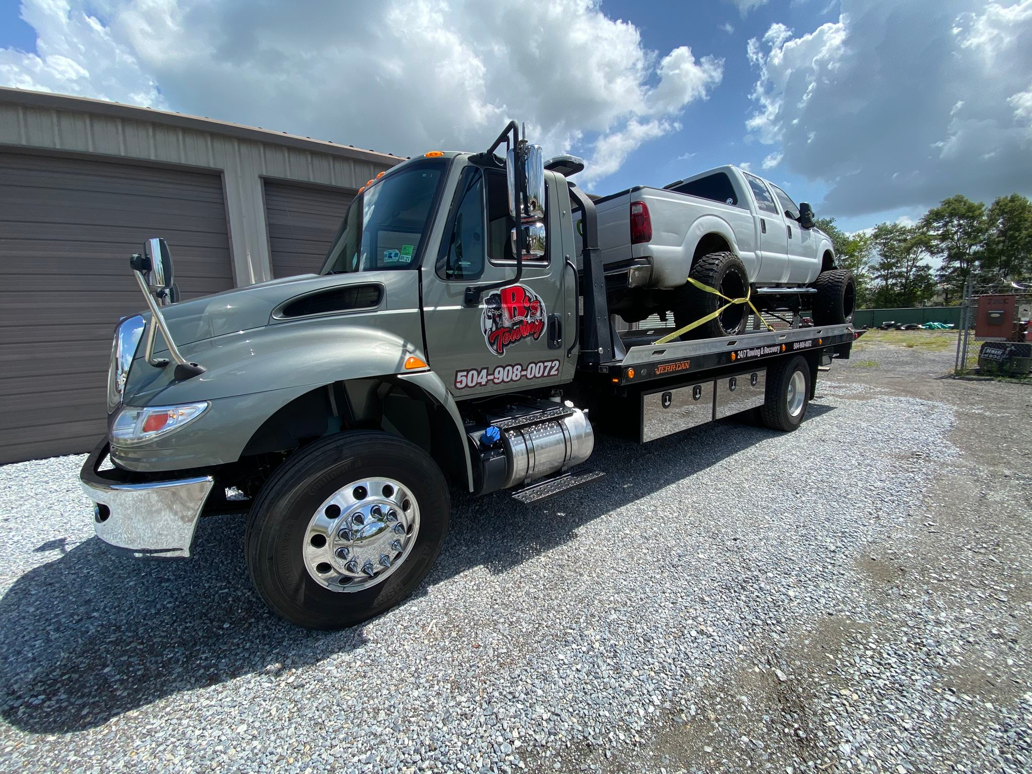 Local Light Heavy Duty Towing Tow Truck Wrecker Roadside Assistance Services Near Me in New Orleans Louisiana (LA) and surrounding areas including but not limited to the Westbank, Harvey, Gretna, Algiers, Marrero, Westwego, Belle Chasse, Chalmette, Luling, Destrehan, Kenner & Metairie.
