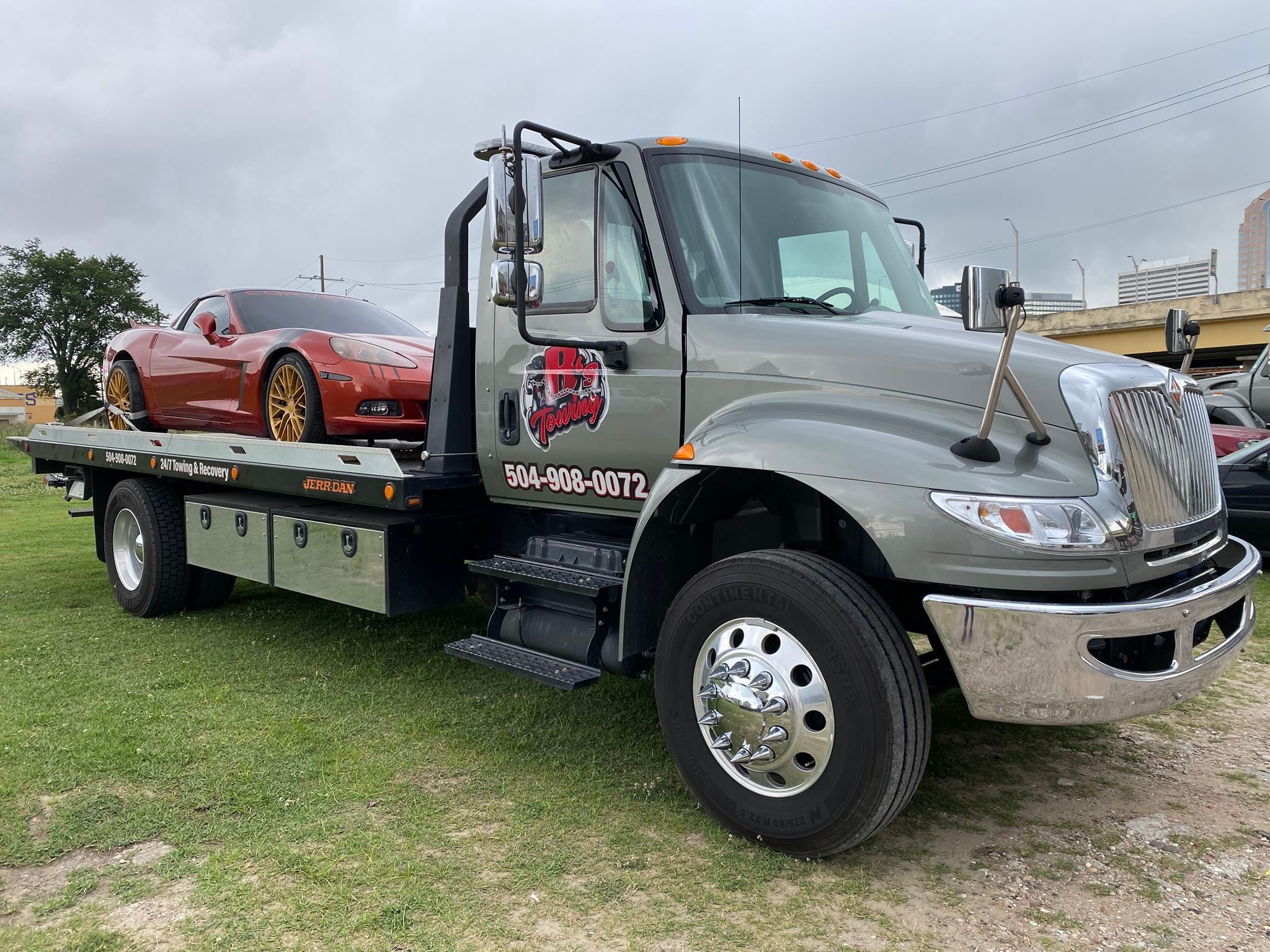 Local Light Heavy Duty Towing Tow Truck Wrecker Roadside Assistance Services Near Me in New Orleans Louisiana (LA) and surrounding areas including but not limited to the Westbank, Harvey, Gretna, Algiers, Marrero, Westwego, Belle Chasse, Chalmette, Luling, Destrehan, Kenner & Metairie.