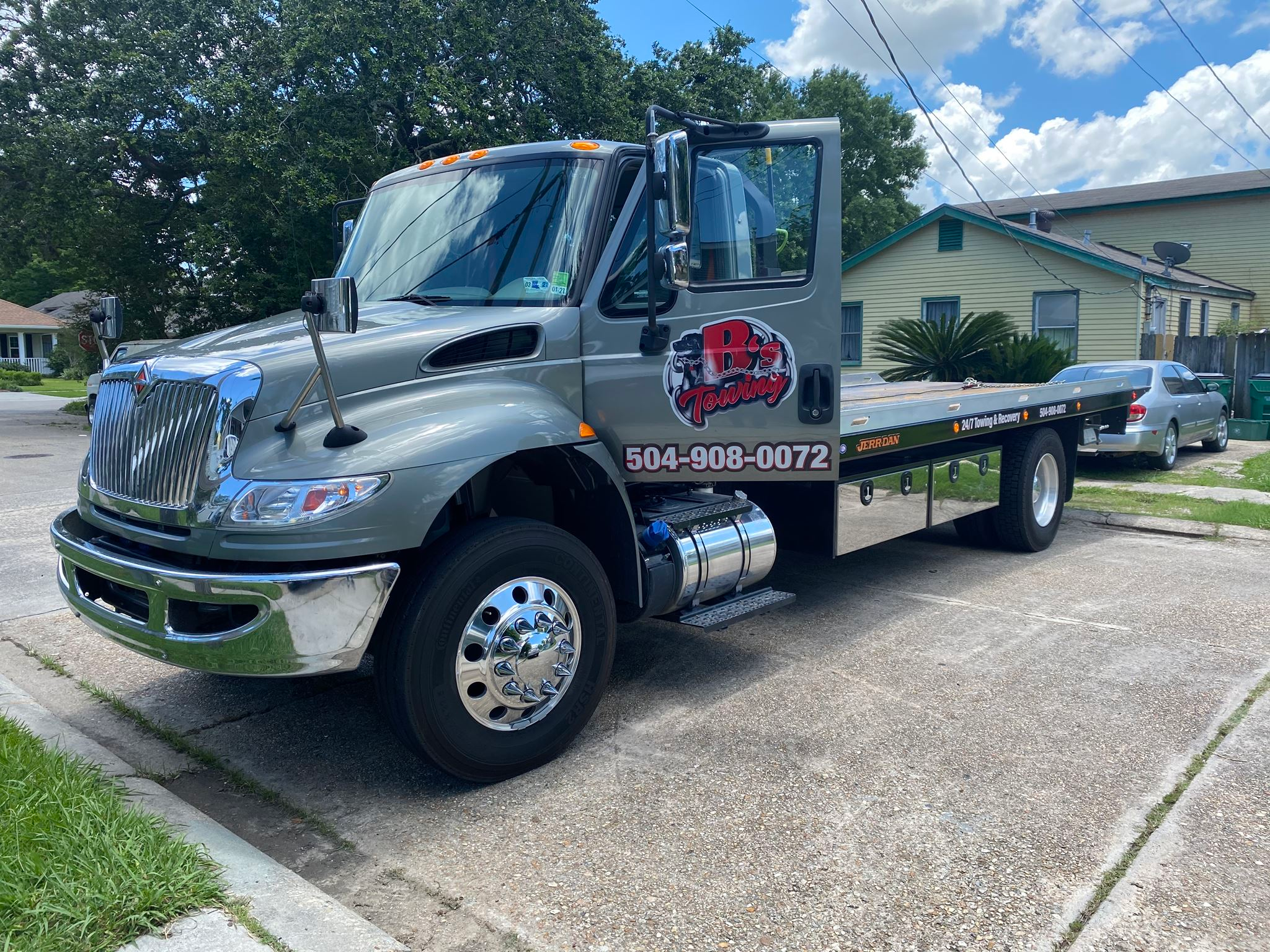 Local Light Heavy Duty Towing Tow Truck Wrecker Roadside Assistance Services Near Me in New Orleans Louisiana (LA) and surrounding areas including but not limited to the Westbank, Harvey, Gretna, Algiers, Marrero, Westwego, Belle Chasse, Chalmette, Luling, Destrehan, Kenner & Metairie.