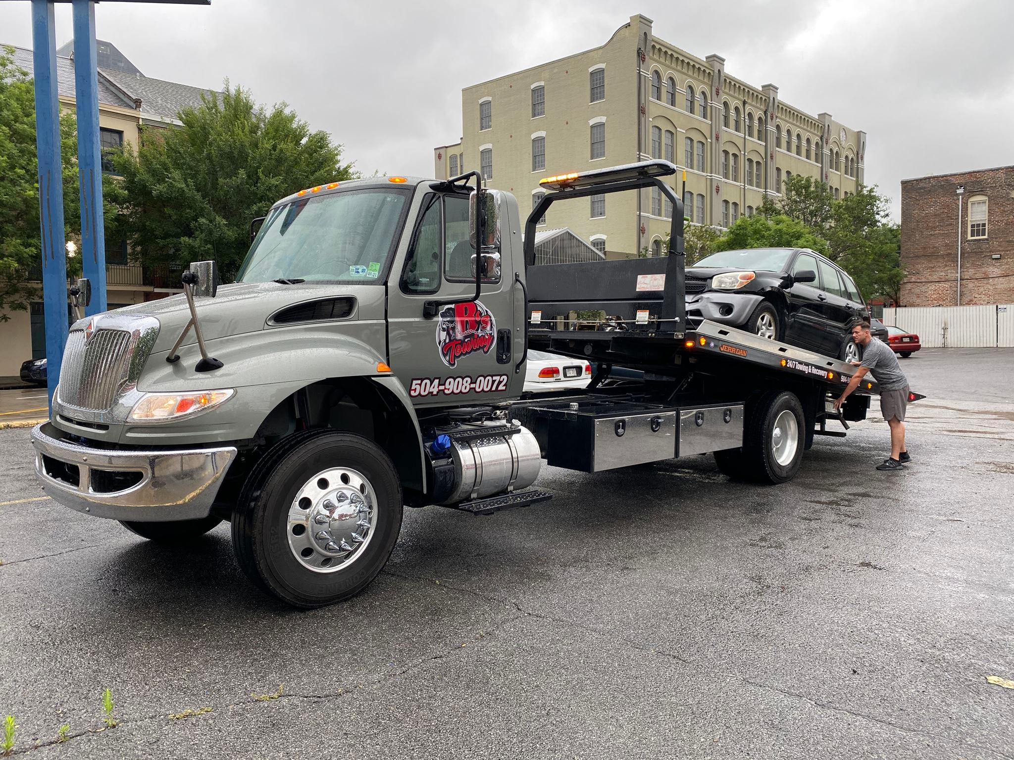 Local Light Heavy Duty Towing Tow Truck Wrecker Roadside Assistance Services Near Me in New Orleans Louisiana (LA) and surrounding areas including but not limited to the Westbank, Harvey, Gretna, Algiers, Marrero, Westwego, Belle Chasse, Chalmette, Luling, Destrehan, Kenner & Metairie.
